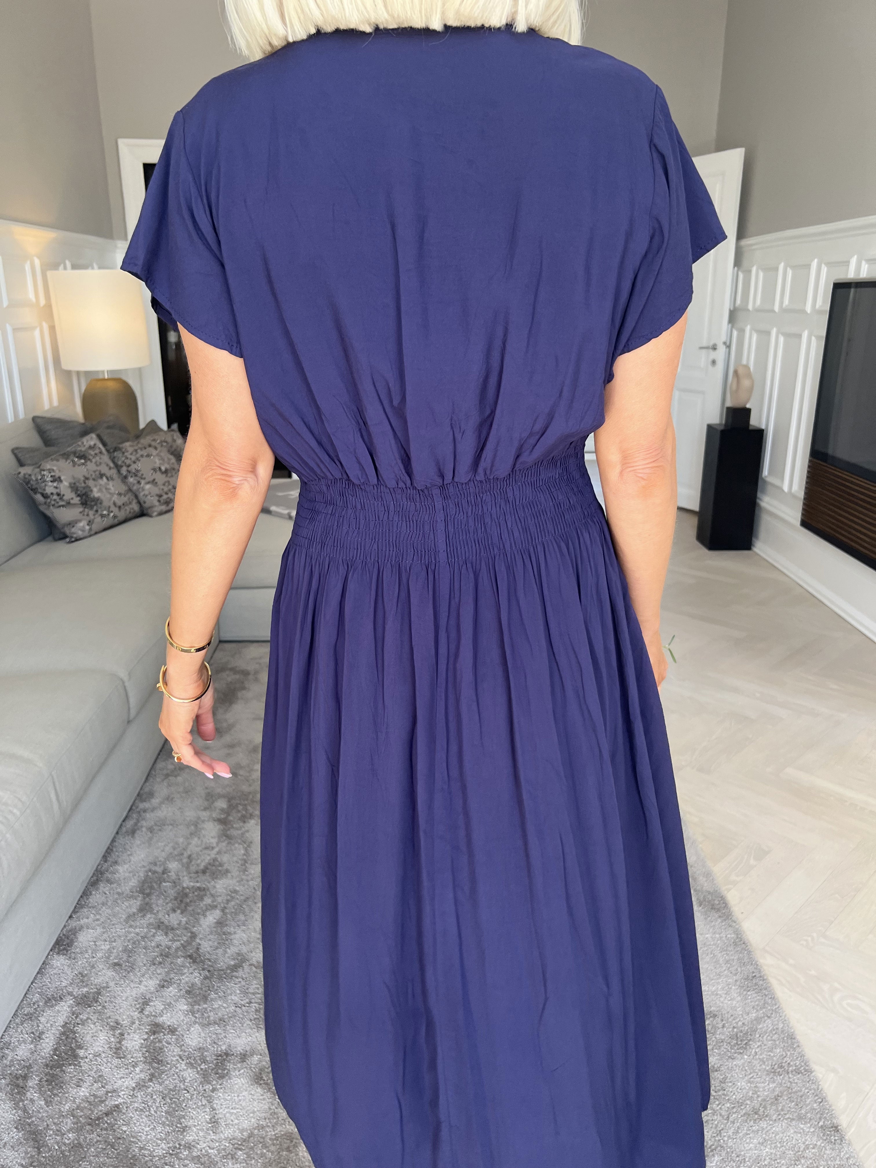 Misha Short - Söt enkel klänning i viskos med smock under bysten