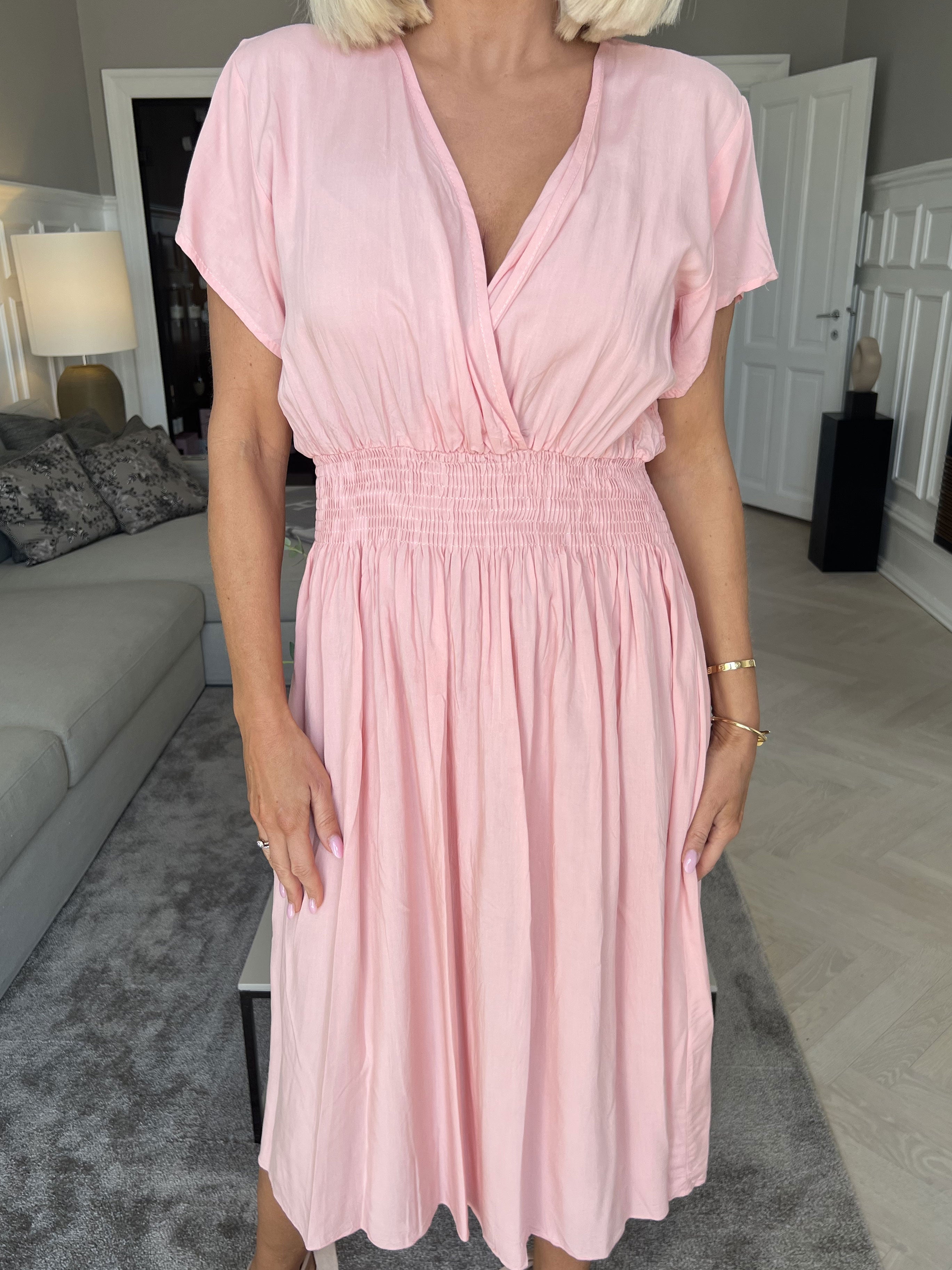 Misha Short - Söt enkel klänning i viskos med smock under bysten