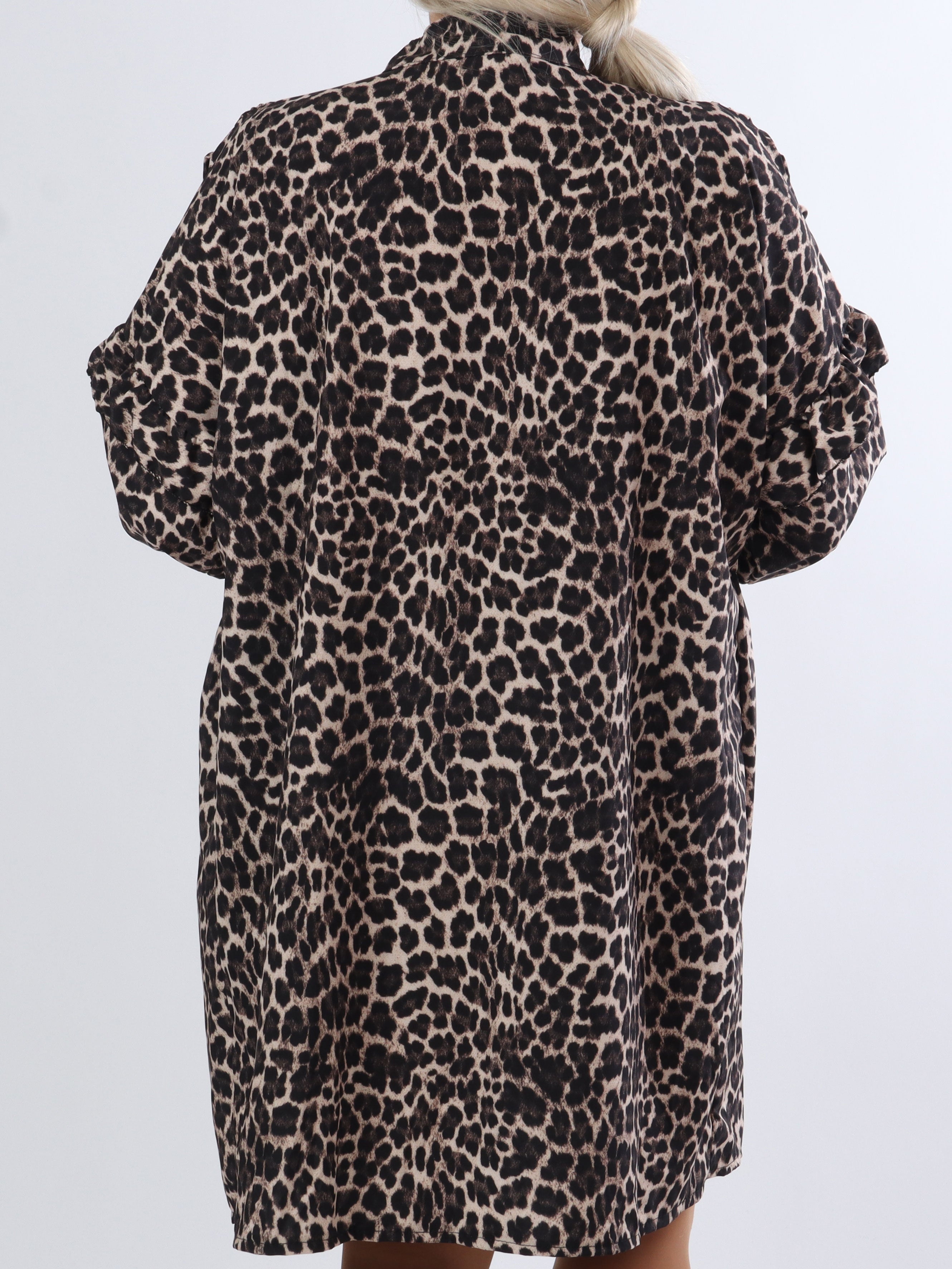 Monica Animal - Tunikaklänning i plus size med djurmönster och volanger