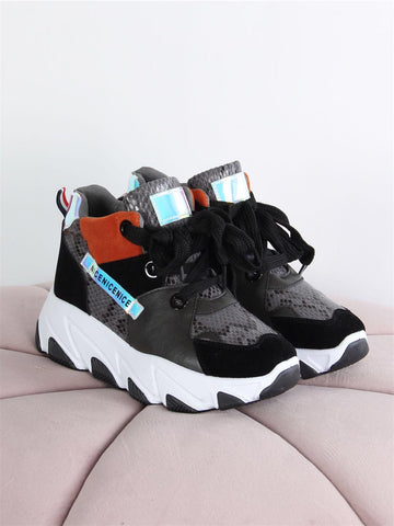 Muggia - Svarta sneakers med ormtryck och orange detaljer