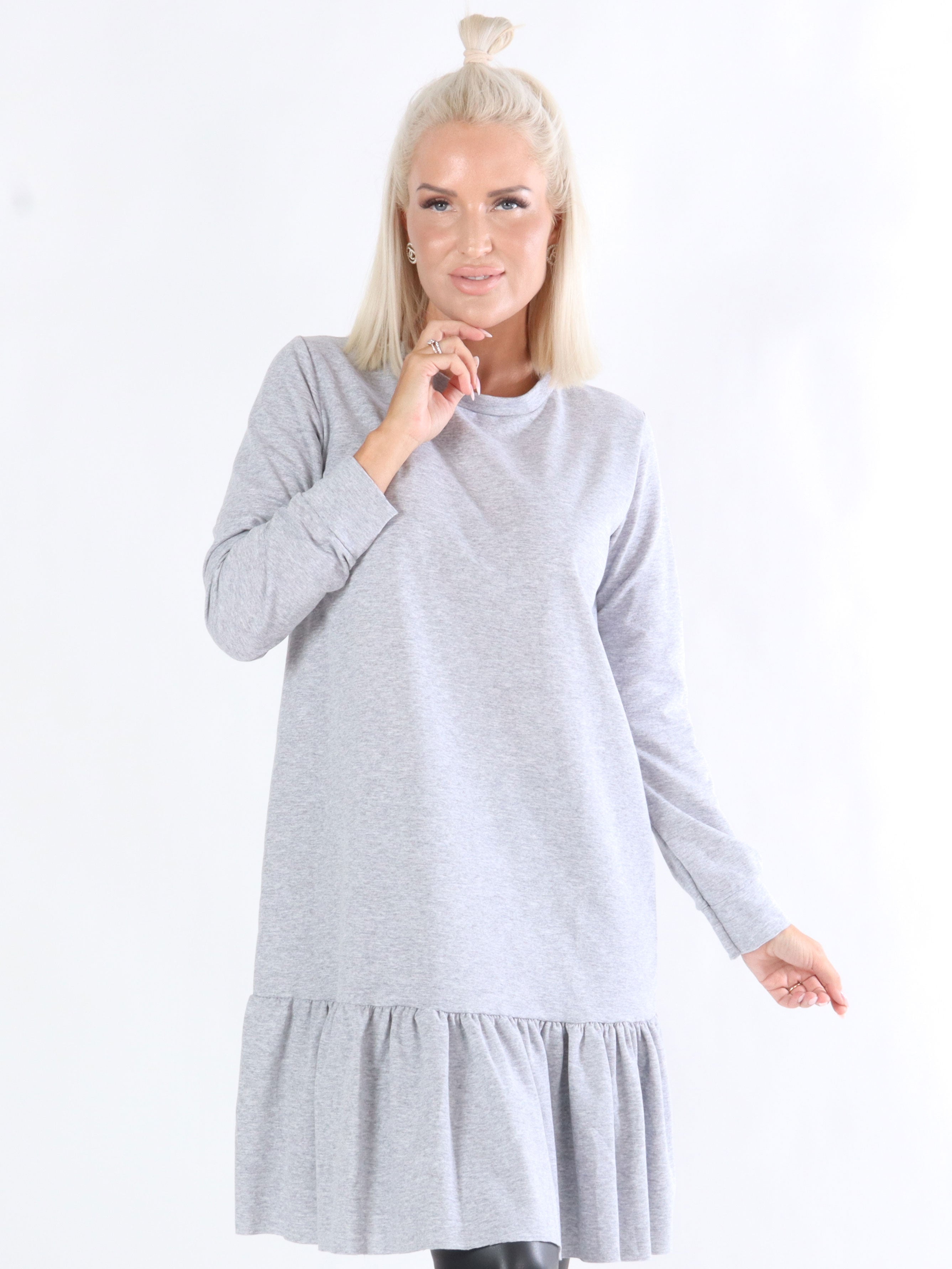 My - Armégrön joggingklänning med volangkant