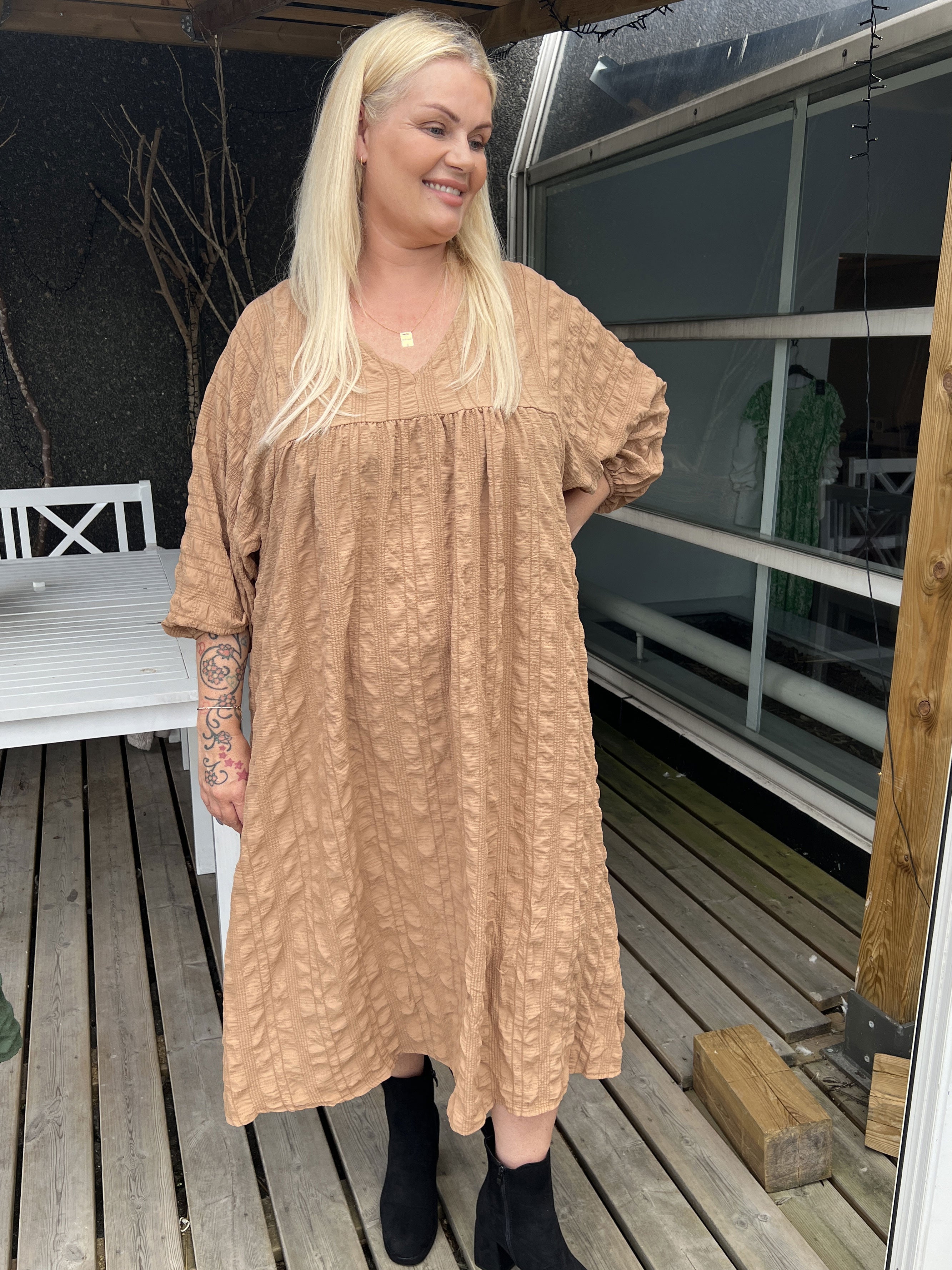 My - Söt plus size klänning i babydoll form - Camel