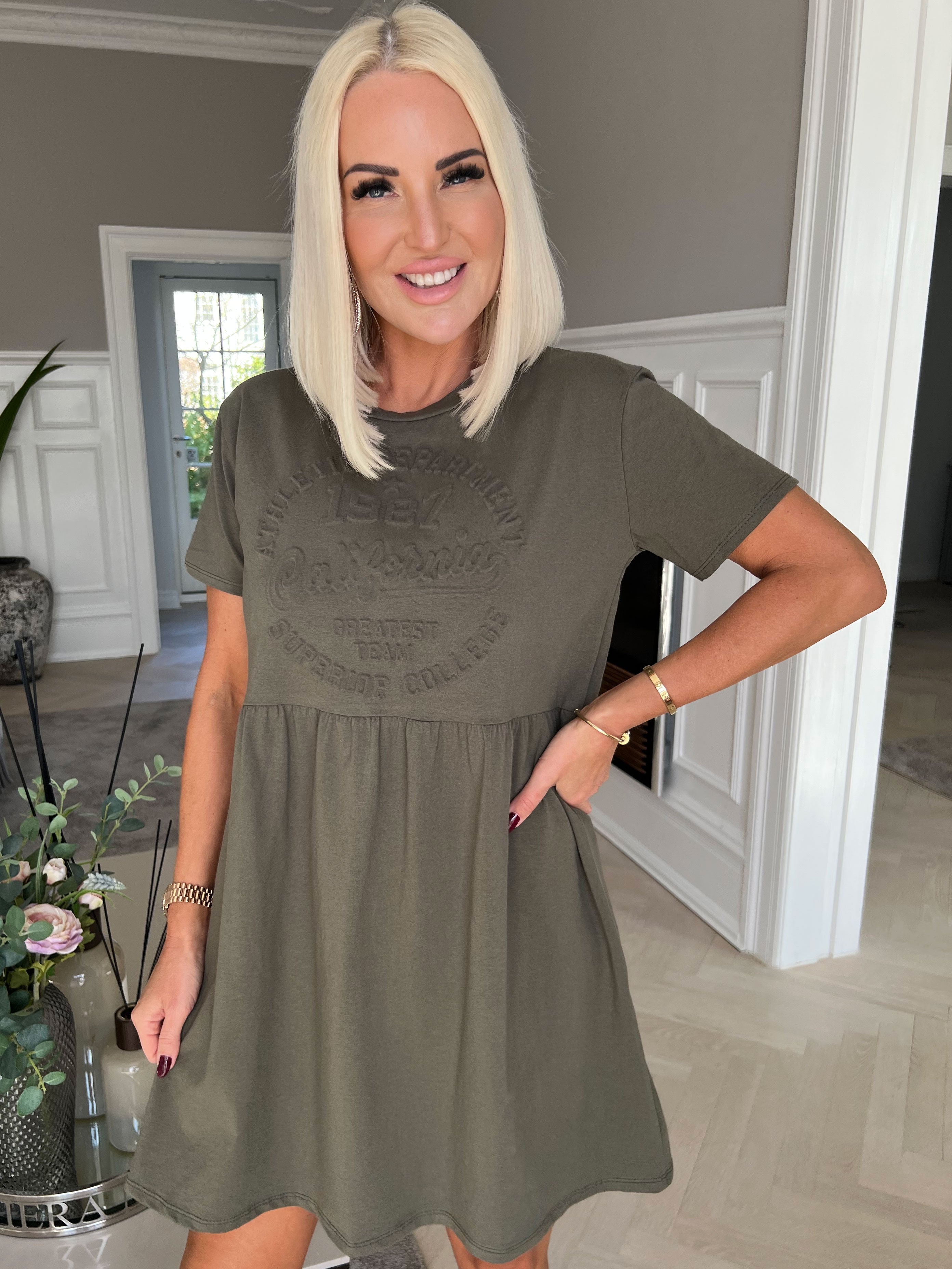 Mynte - Söt bomullsklänning med 3D-tryck - Black