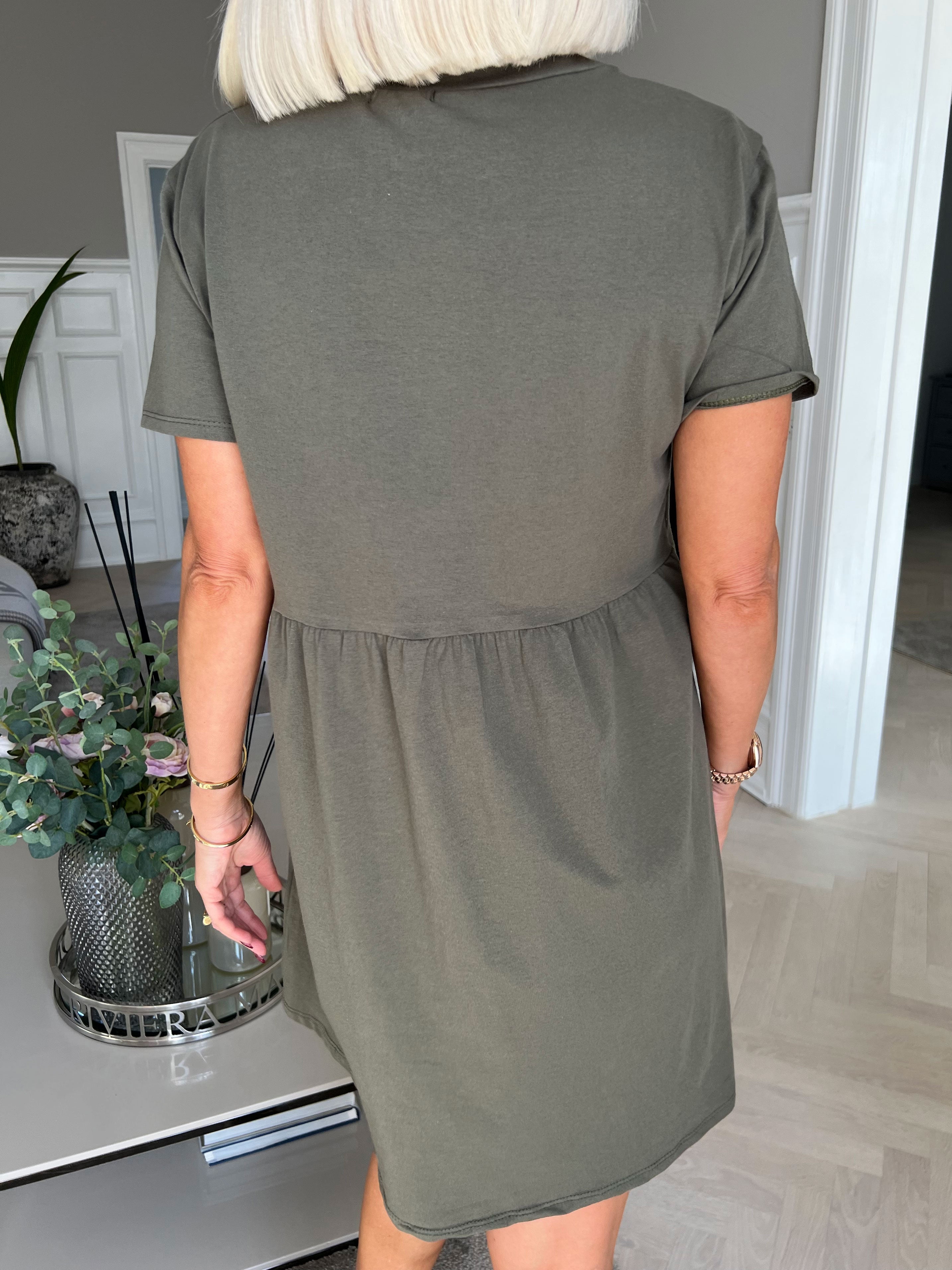 Mynte - Söt bomullsklänning med 3D-tryck - Army