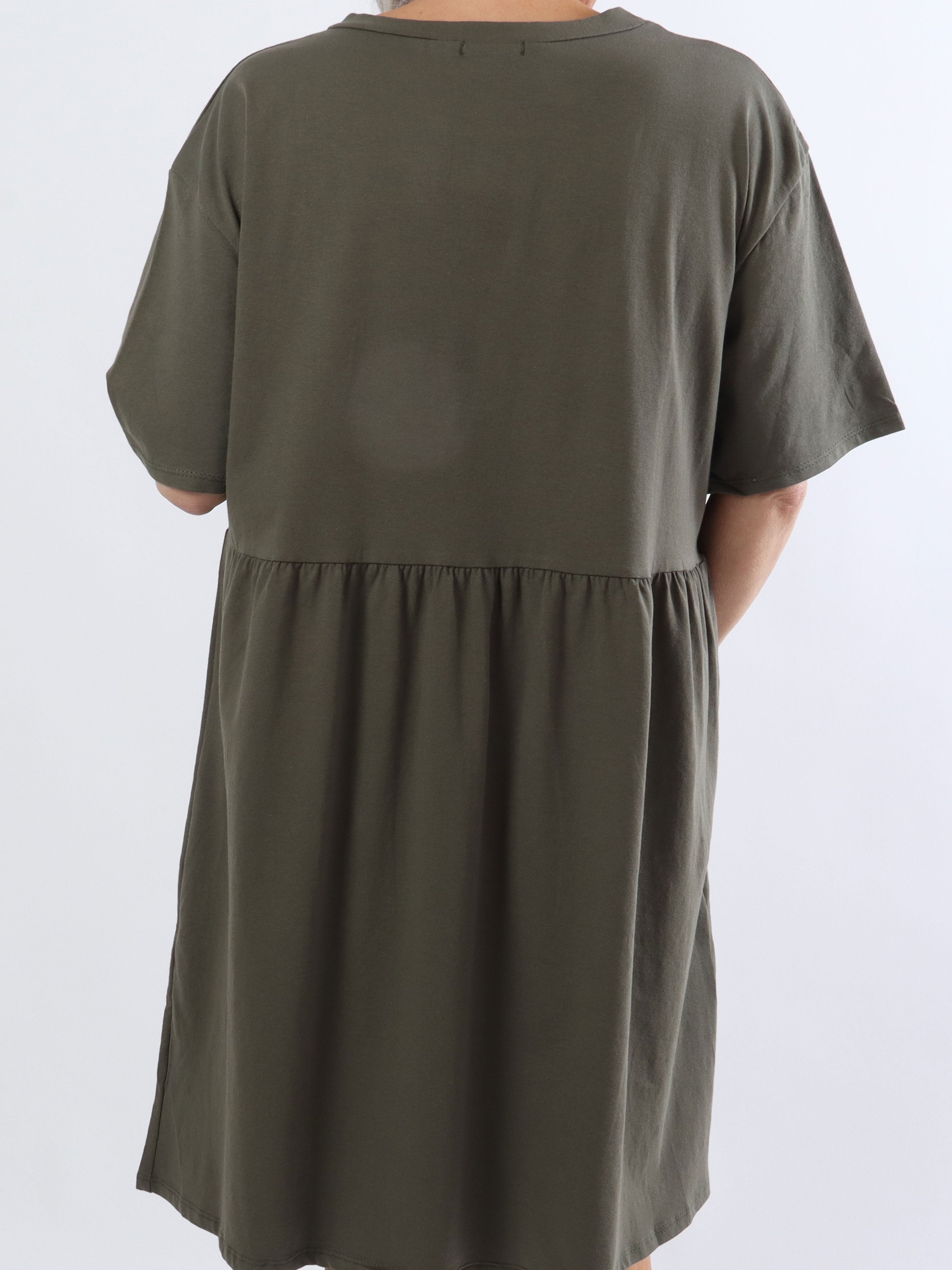 Mynte - Söt bomullsklänning i plus size med 3D-tryck - Army