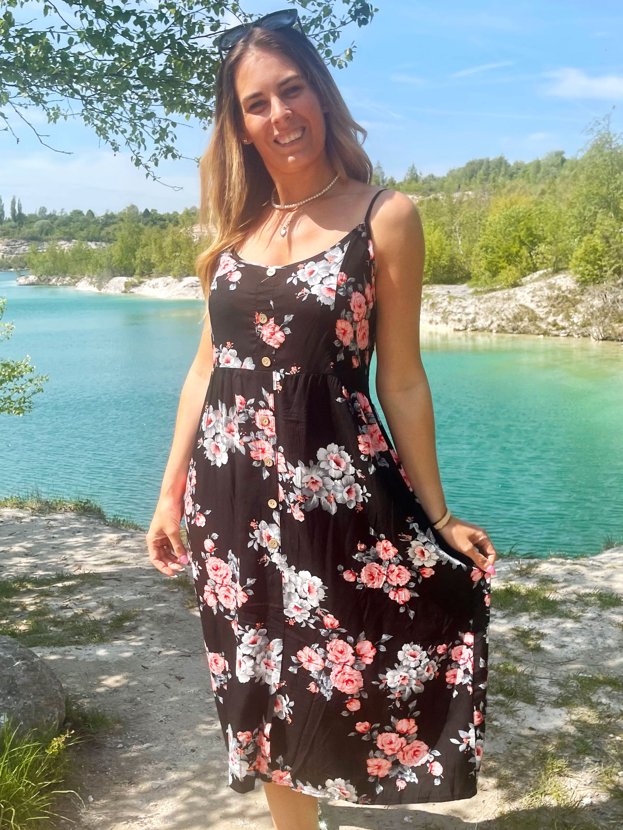 Nabila - Sort kjole med store blomster