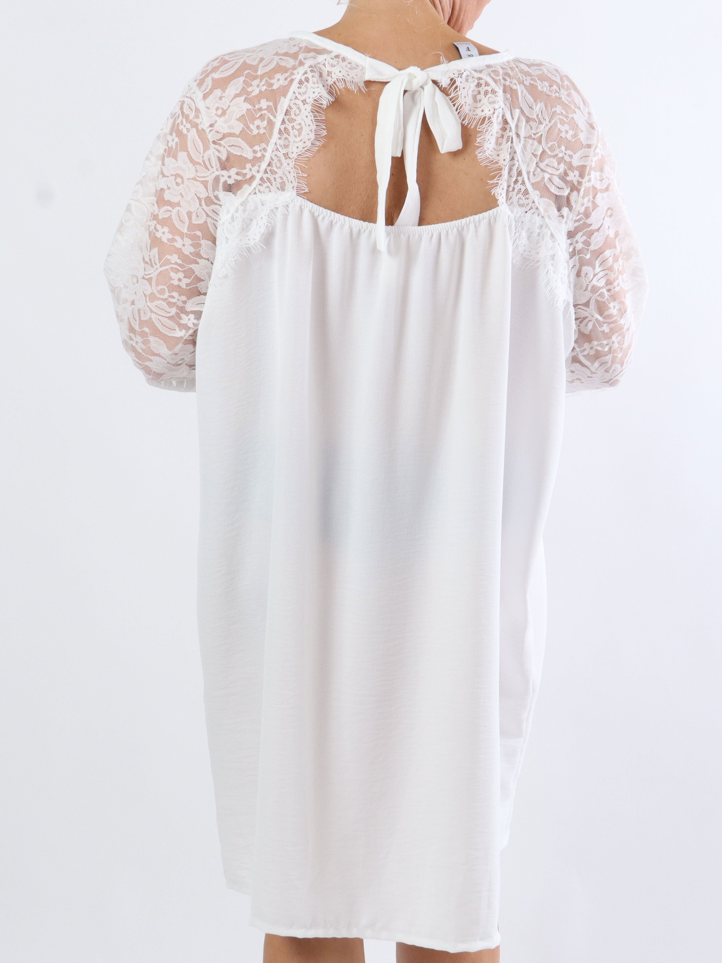 Nadine Dress - Söt spets i plus size-klänning med rosett