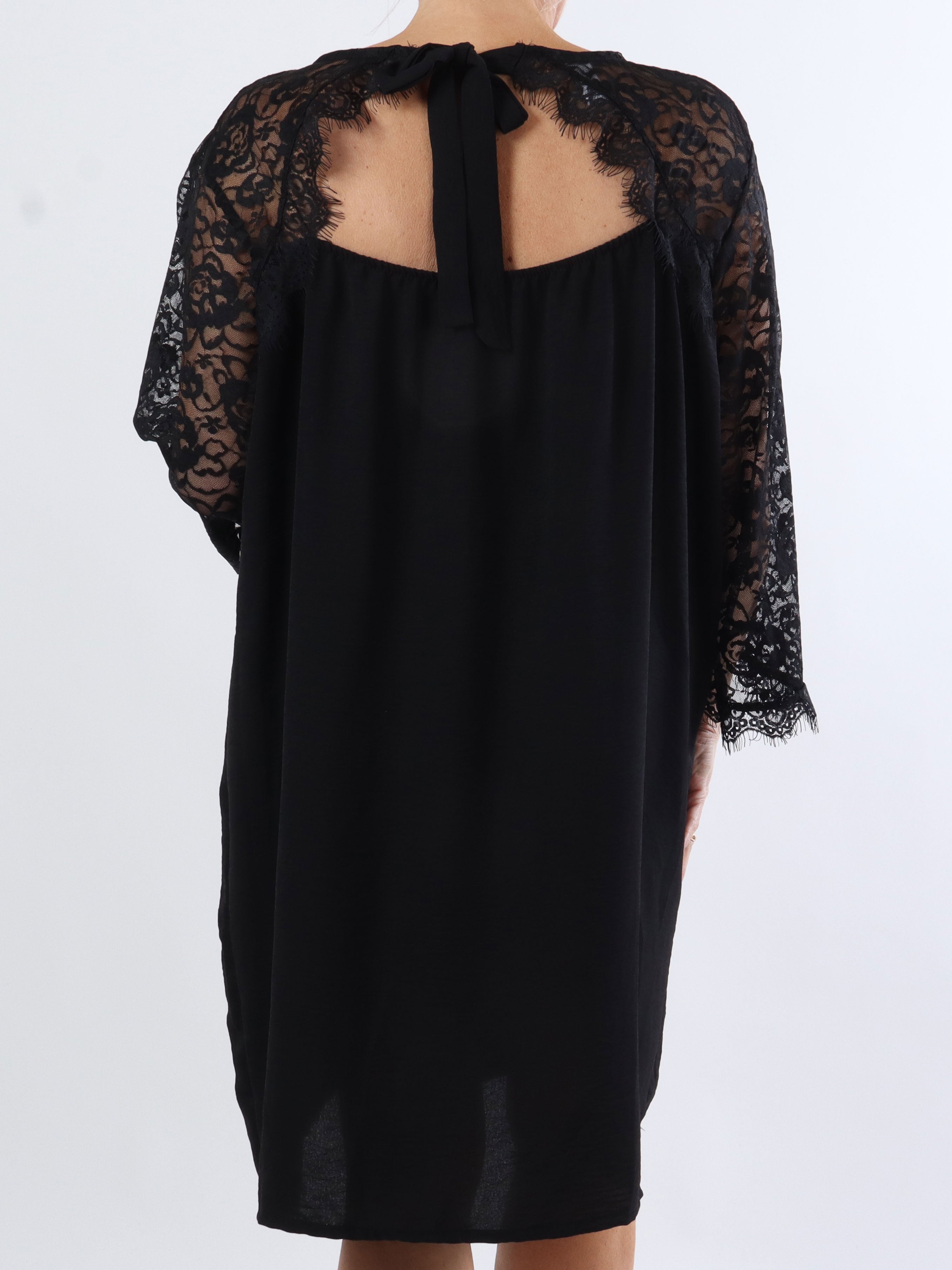 Nadine Dress - Söt spets i plus size-klänning med rosett