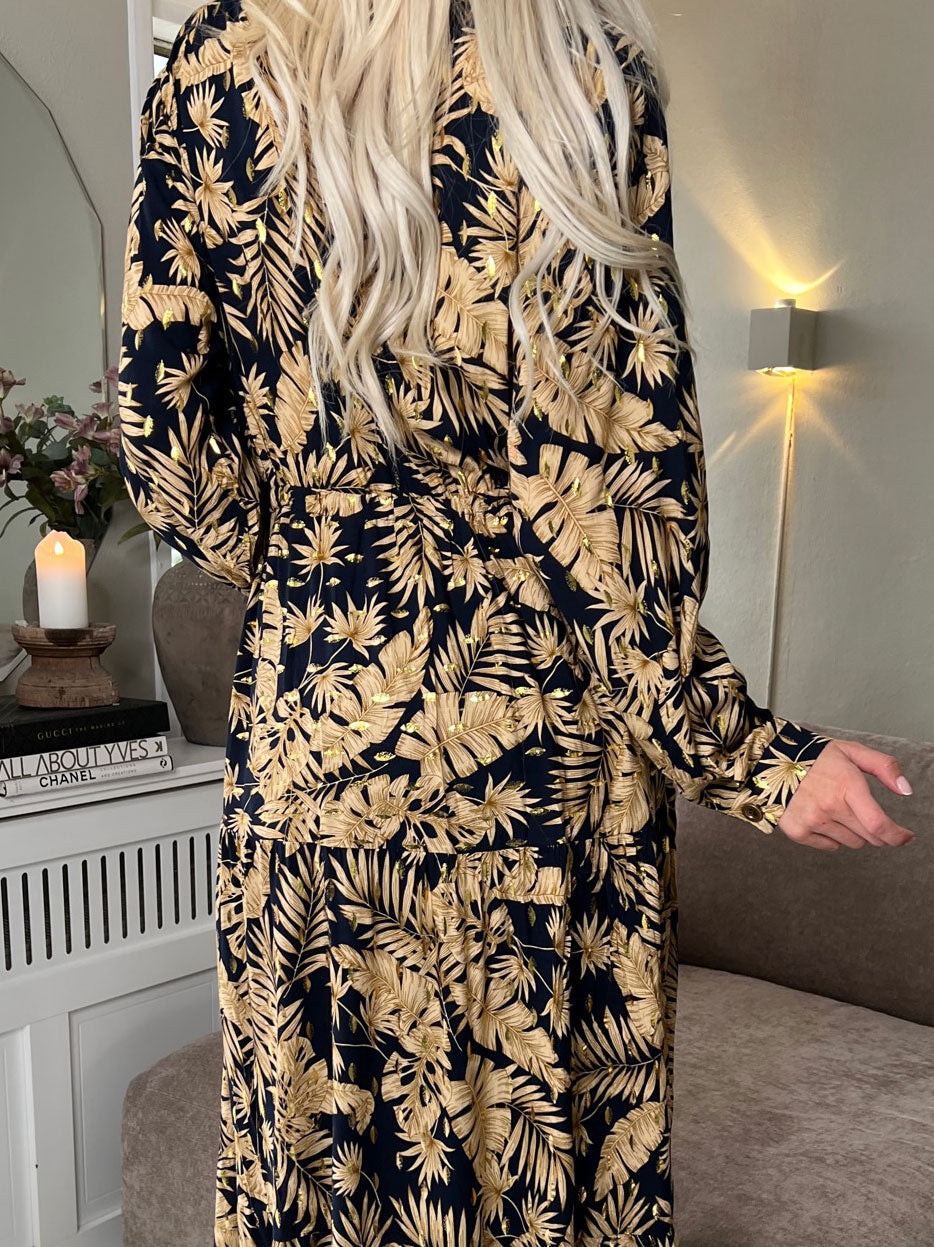 Naia - Lång skjortklänning med mönster och knytband - Black leaf