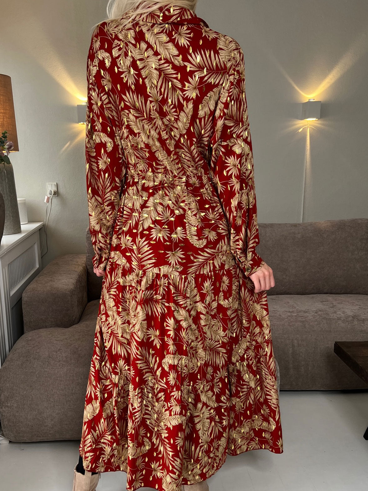 Naia - Lång skjortklänning med mönster och knytband - Light blue leaf