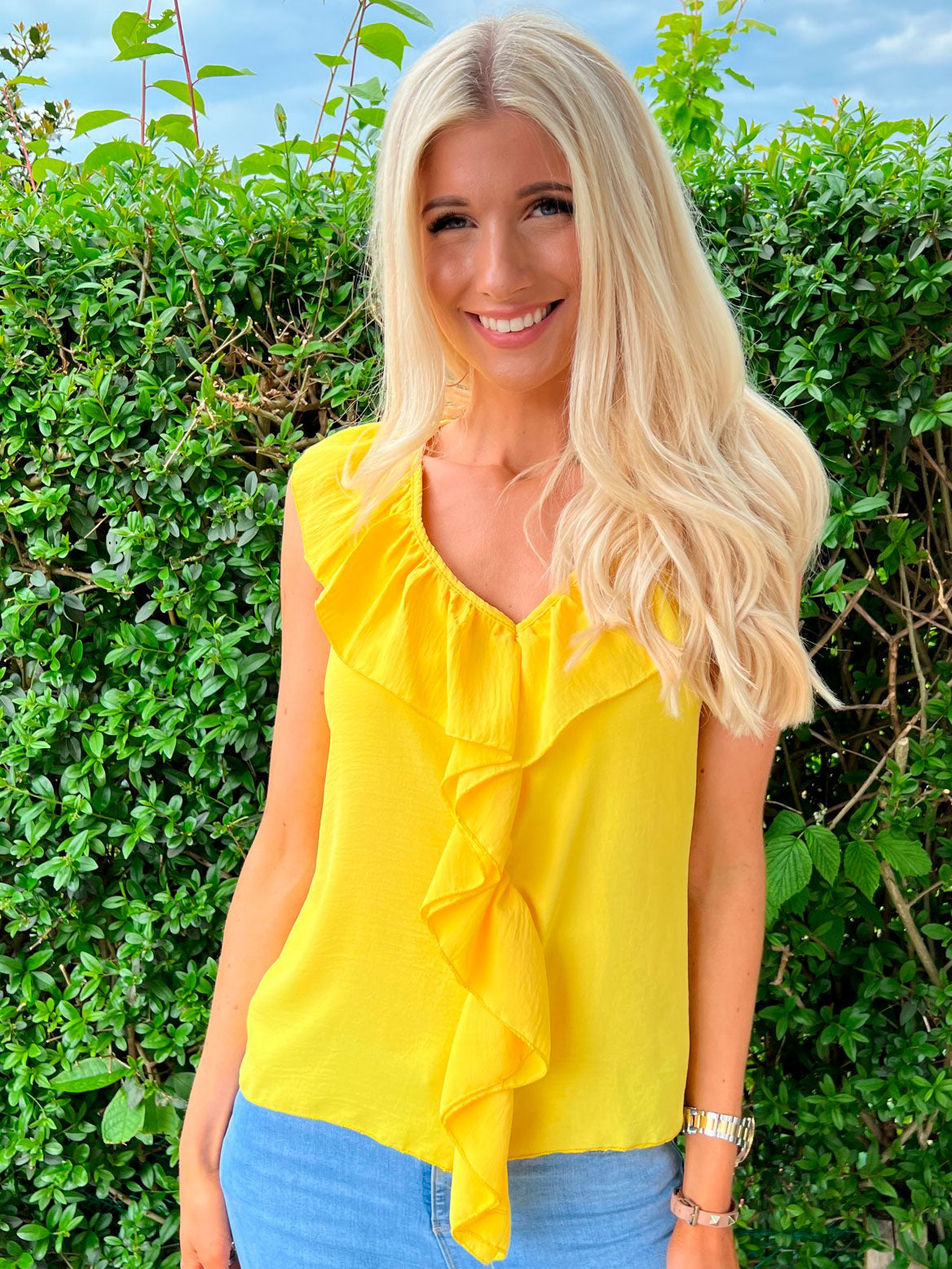 Nannali - Beigefarvet bluse med flæsekant