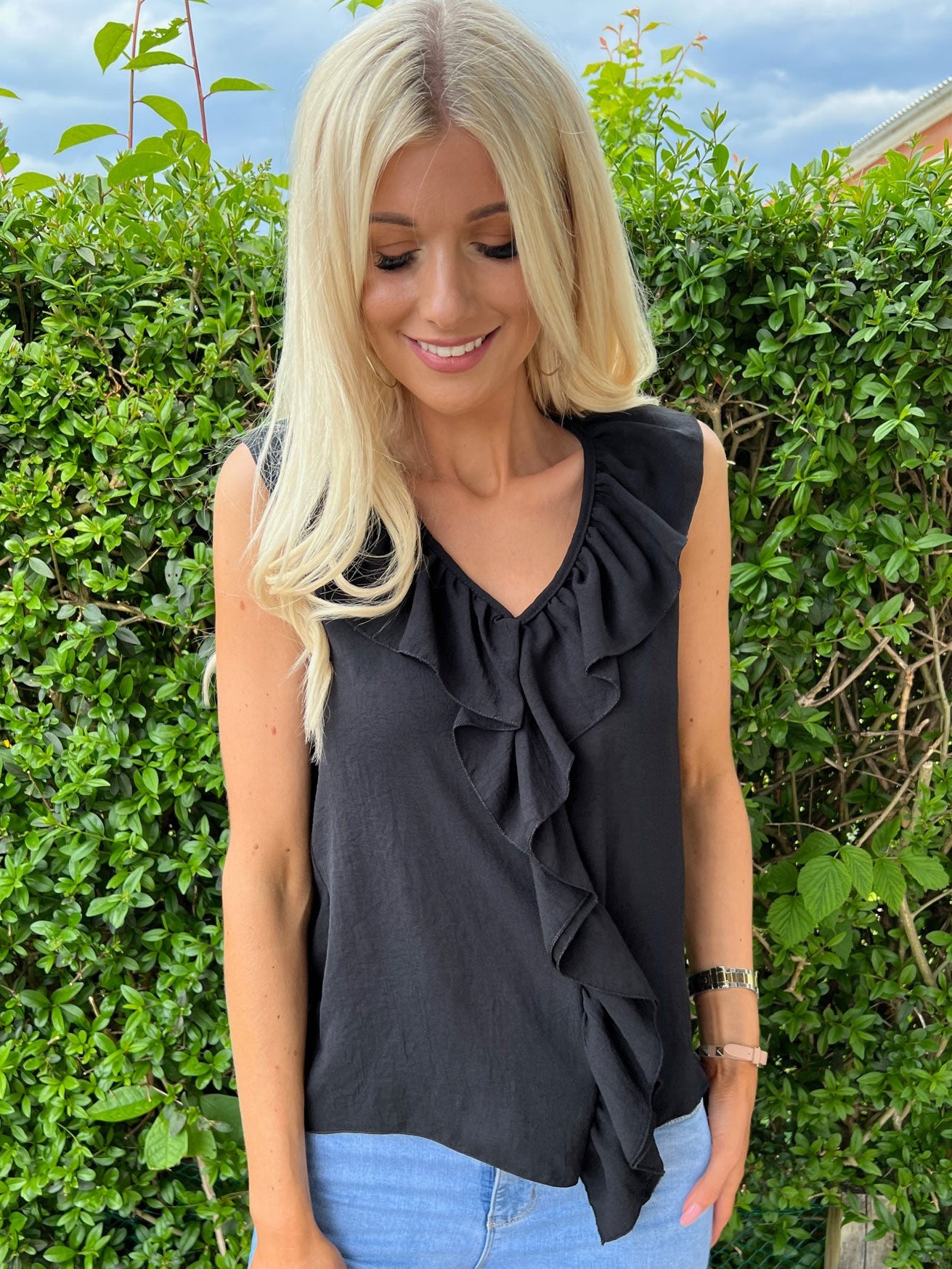 Nannali - Beigefarvet bluse med flæsekant