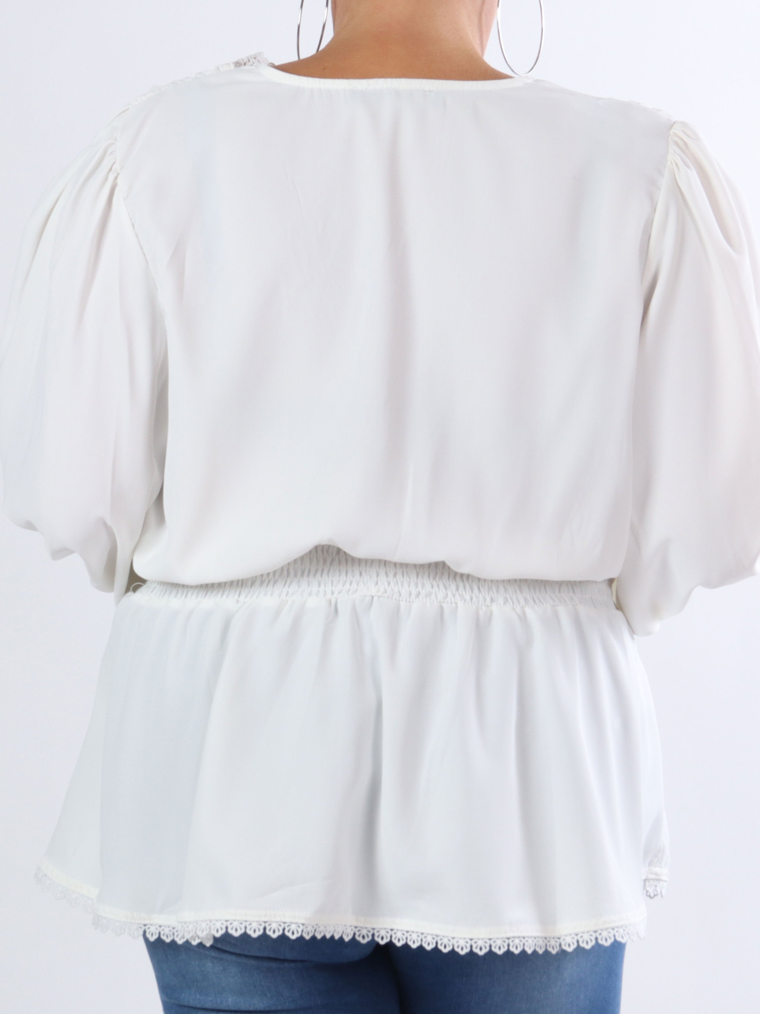 Natasha - Topp i stora storlekar med spetsdetaljer och smock - White