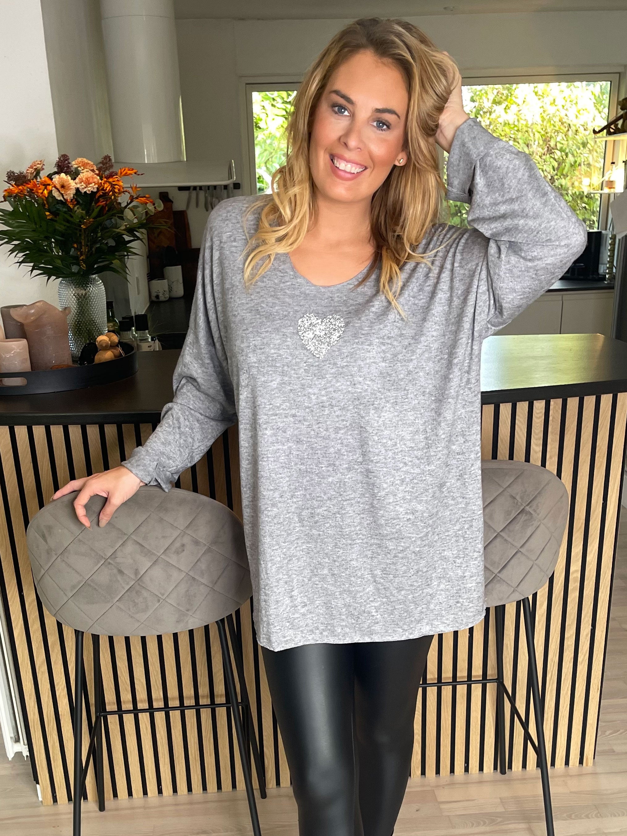 Nayara - Mjuk blus med litet silverhjärta