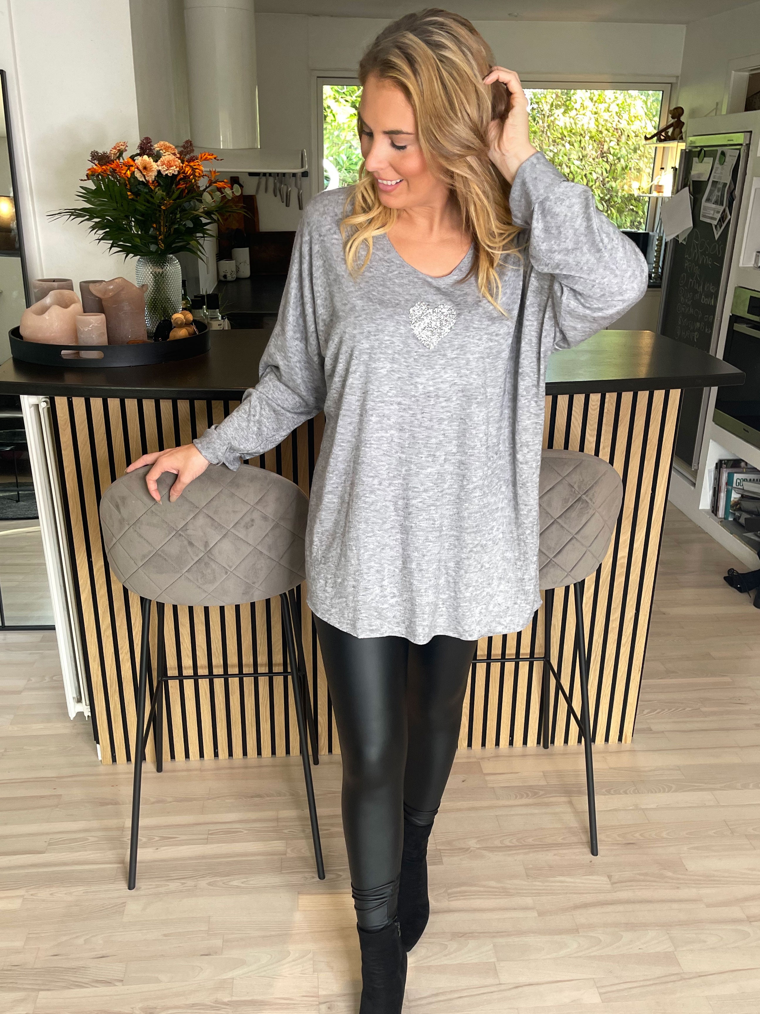 Nayara - Mjuk blus med litet silverhjärta