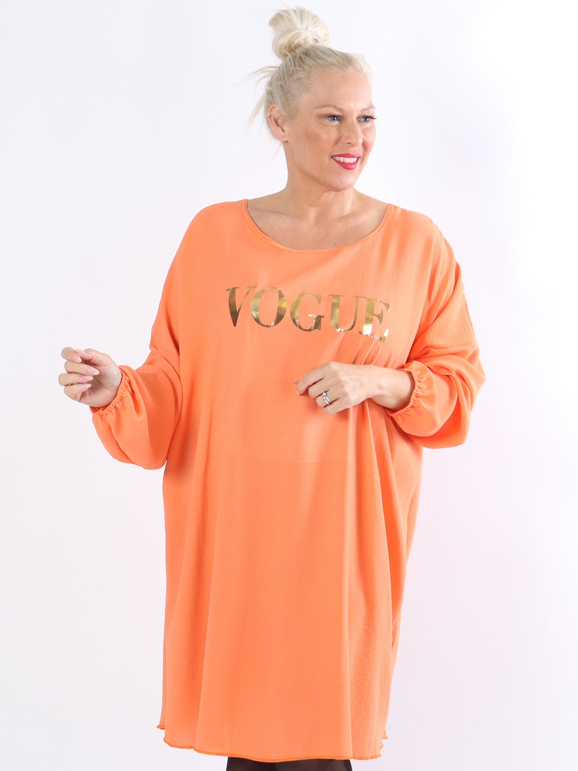 Nella - Cool plussize klänning med guldfärgad skrift