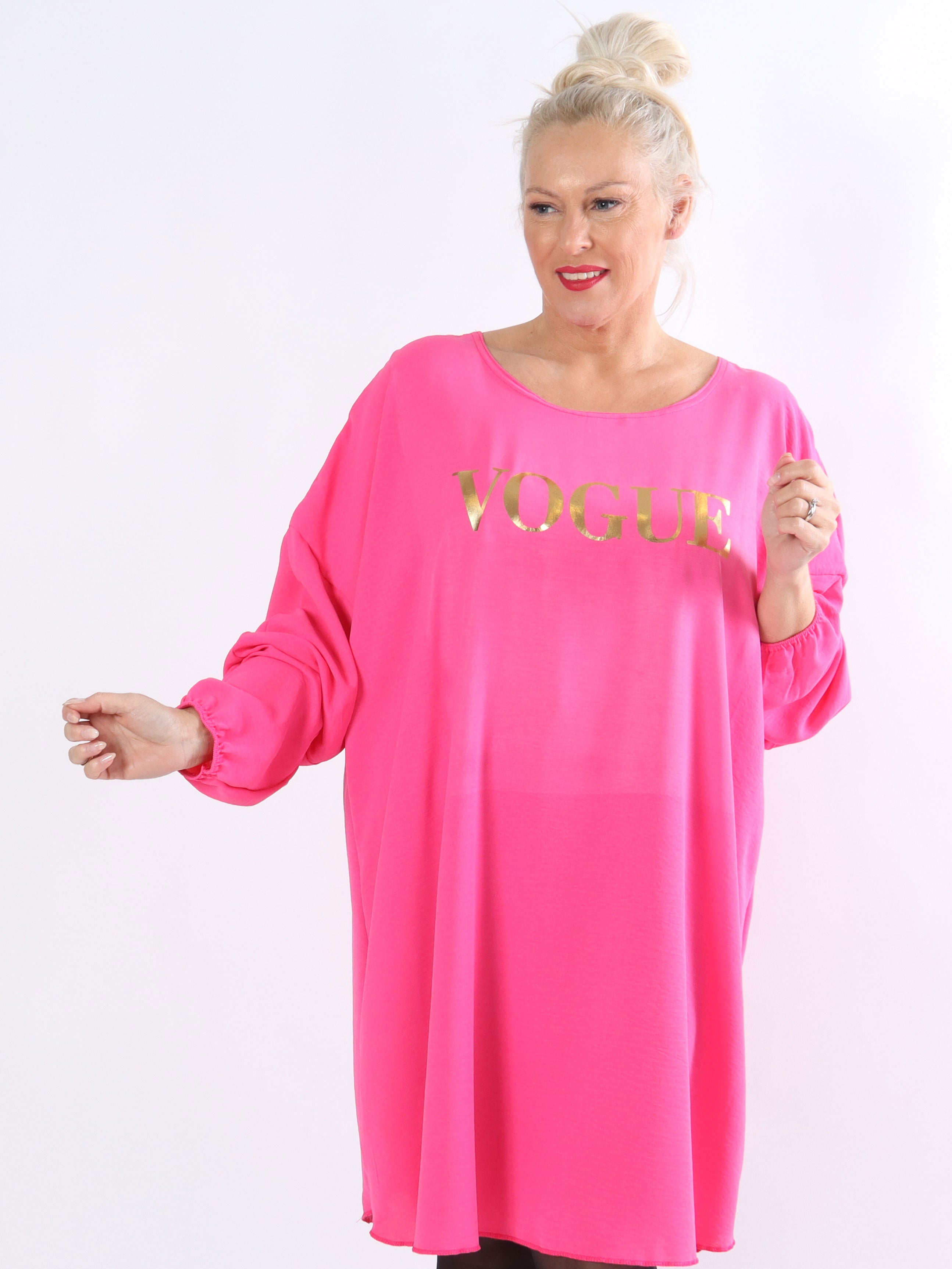 Nella - Cool plussize klänning med guldfärgad skrift