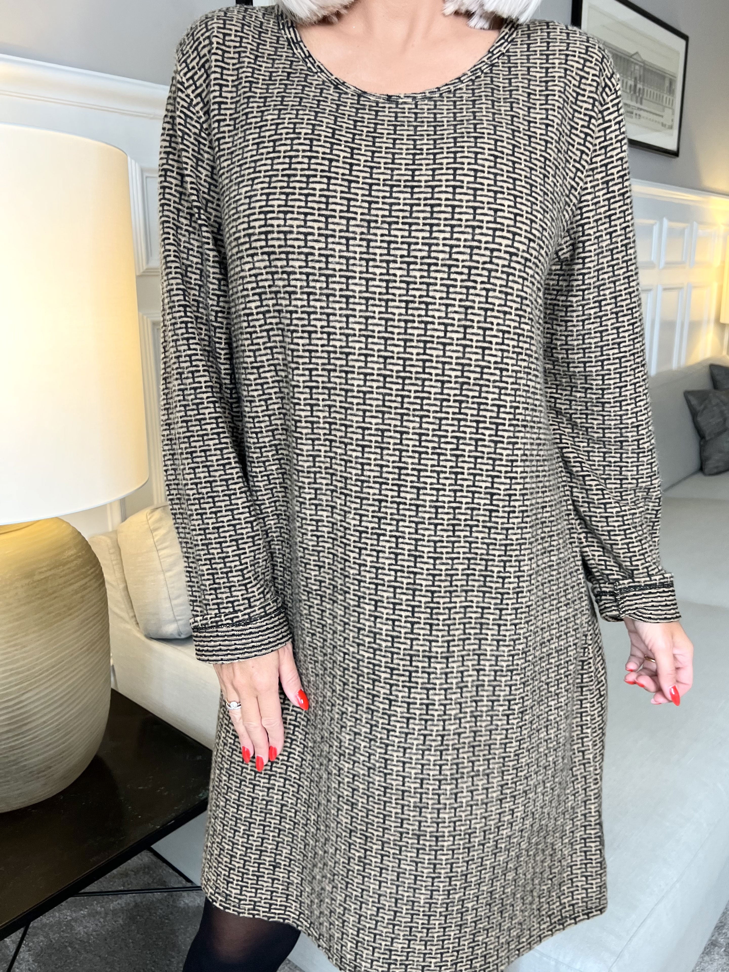 Nelma - Super fin klänning med mönster - Black