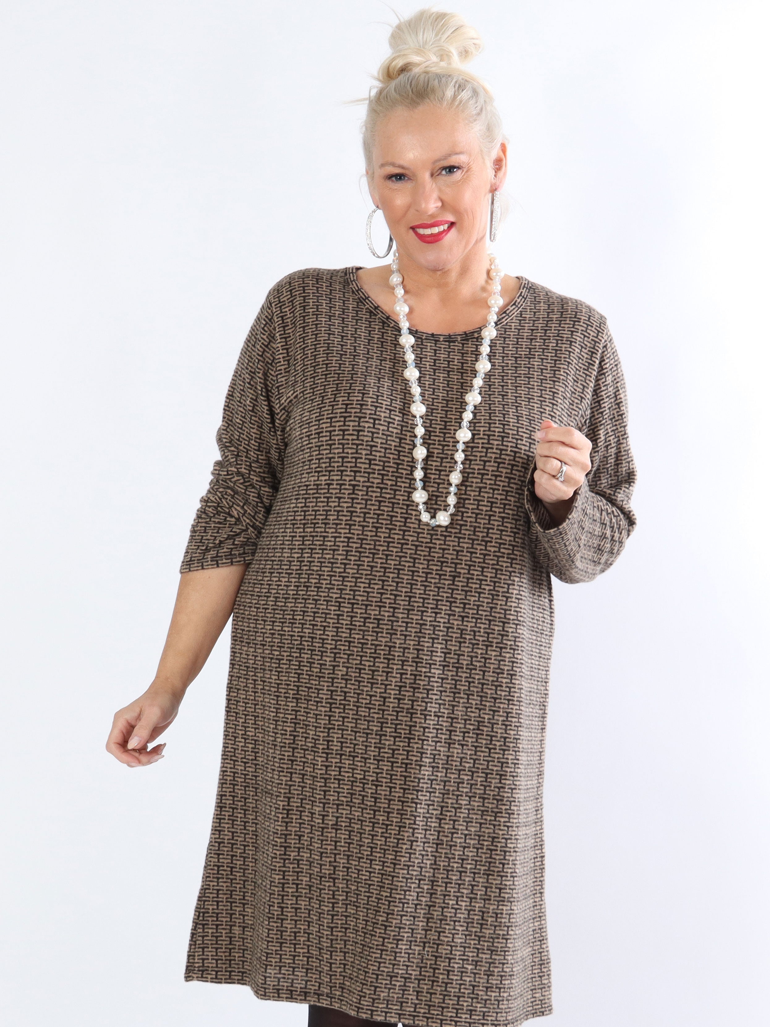 Nelma - Fin klänning i stora storlekar med mönster