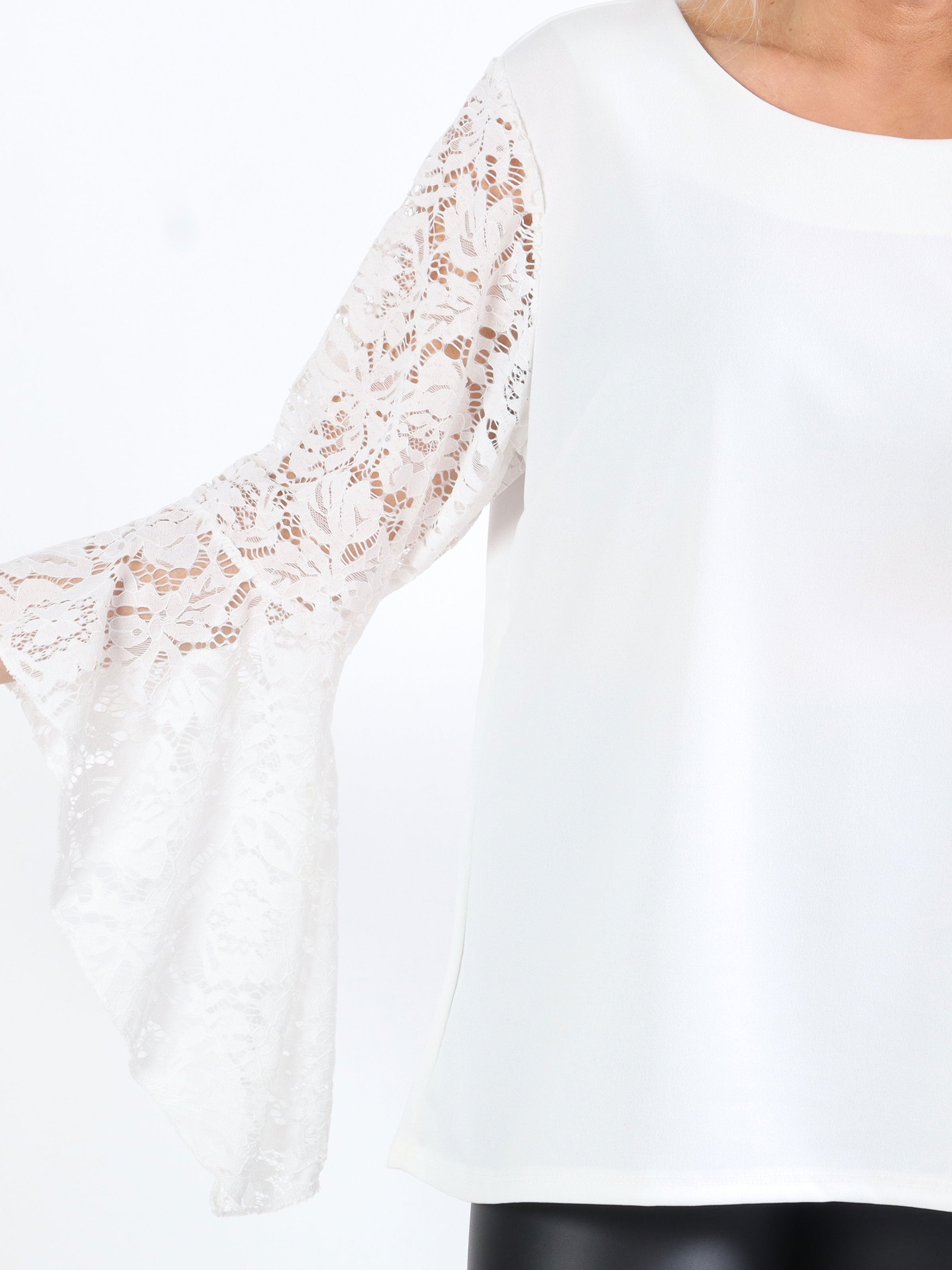 Nesia - Söt plus size blus med fina spetsärmar