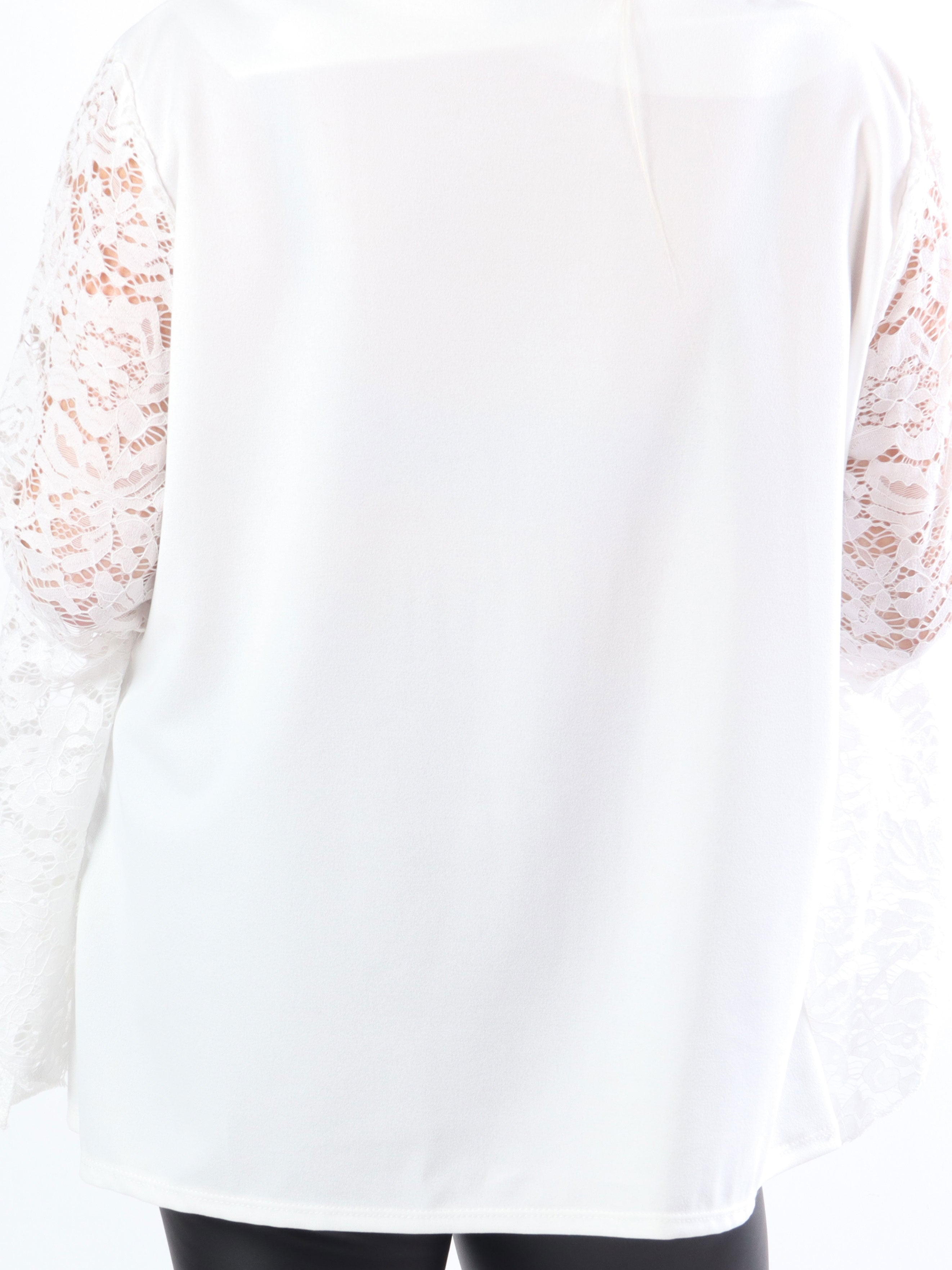 Nesia - Söt plus size blus med fina spetsärmar