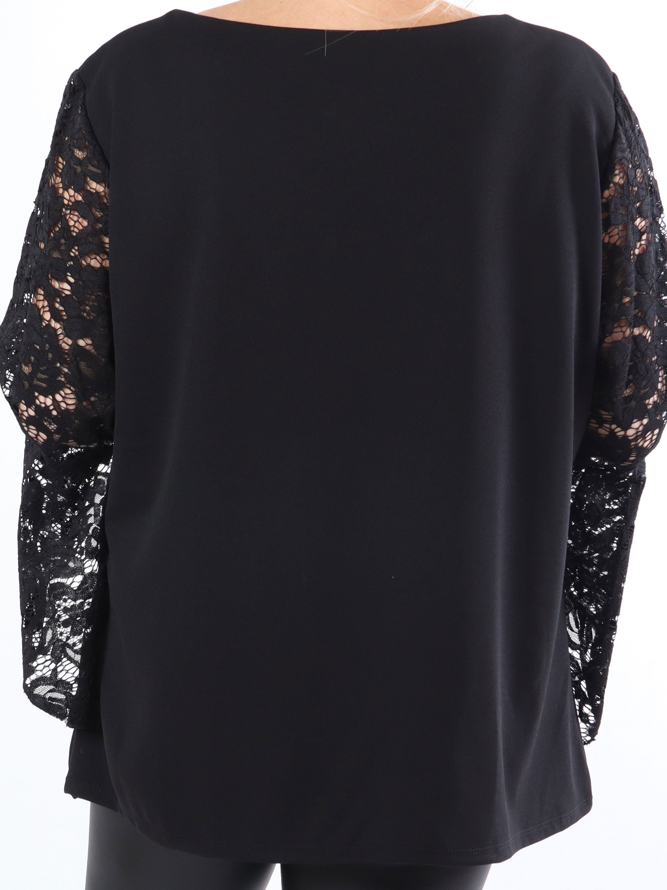 Nesia - Söt plus size blus med fina spetsärmar