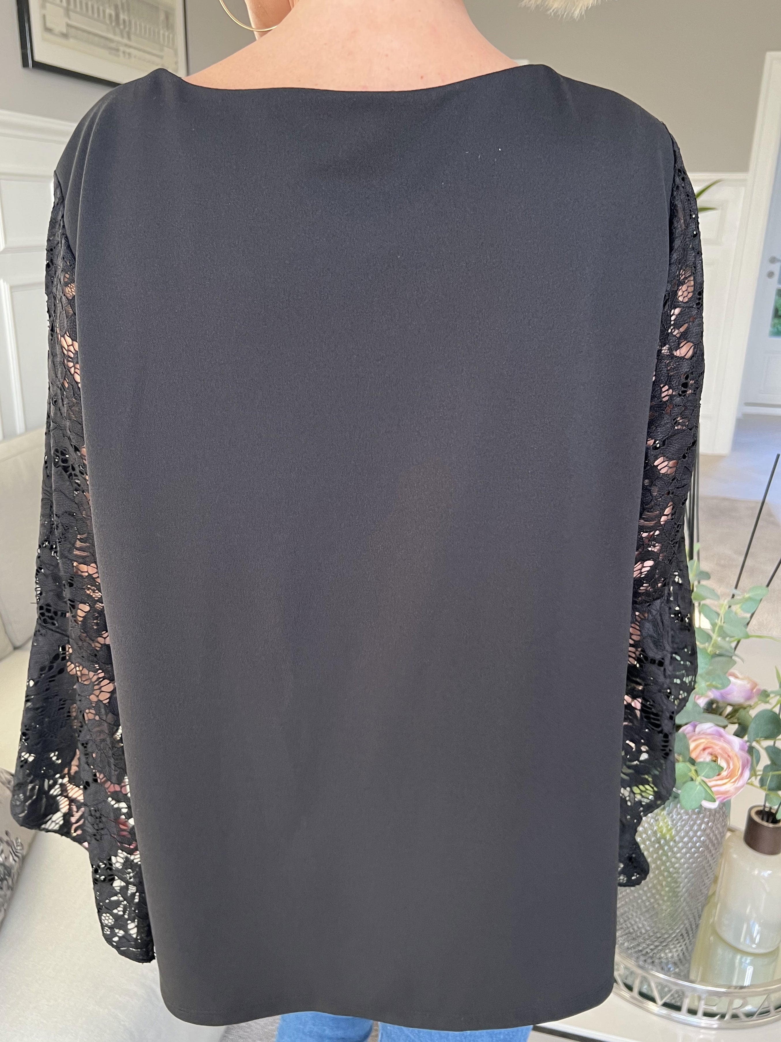 Nesia - Feminin blus med fina spetsärmar