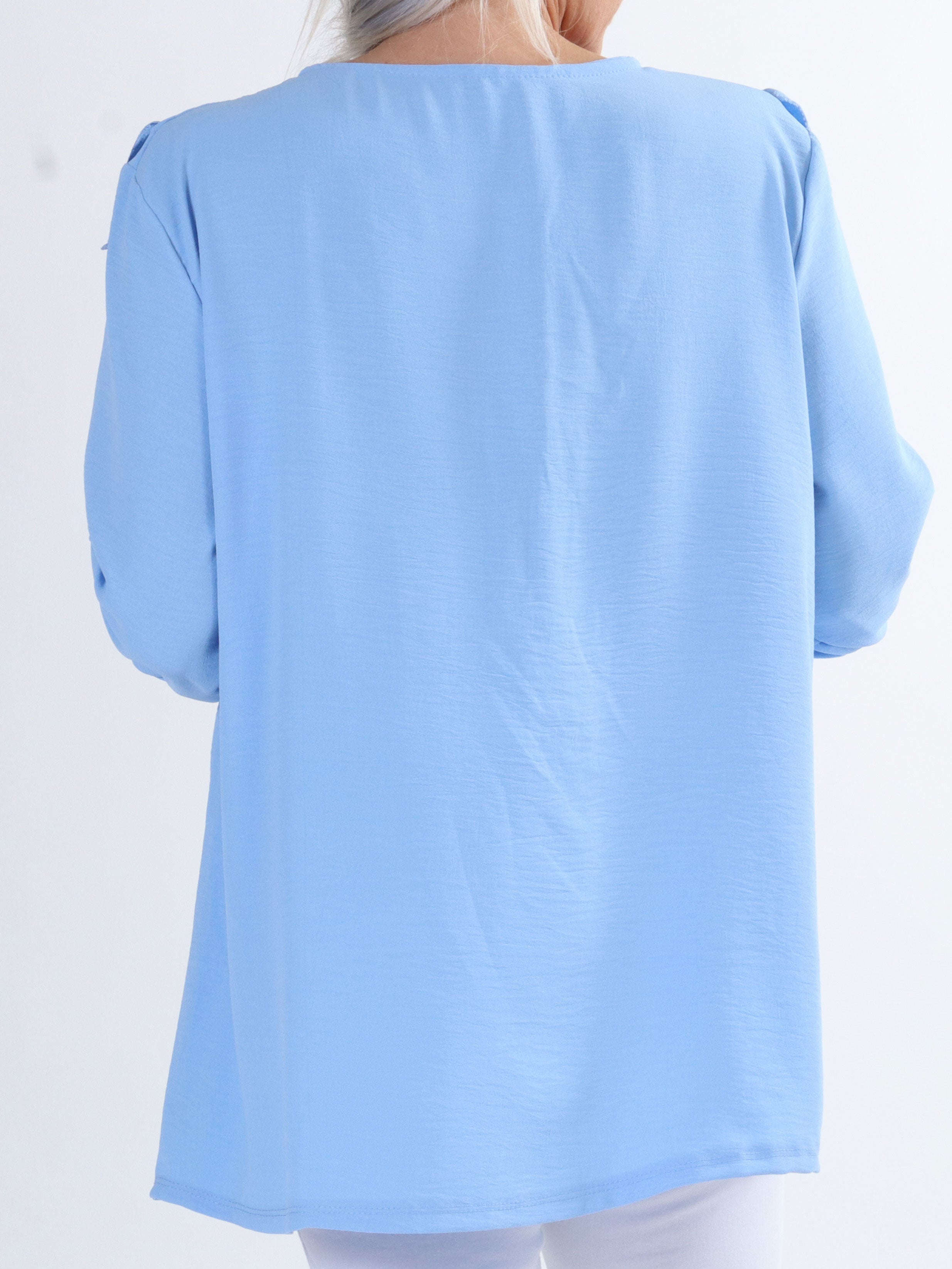 Nicola - Söt plus size blus med volanger och knappar - Black