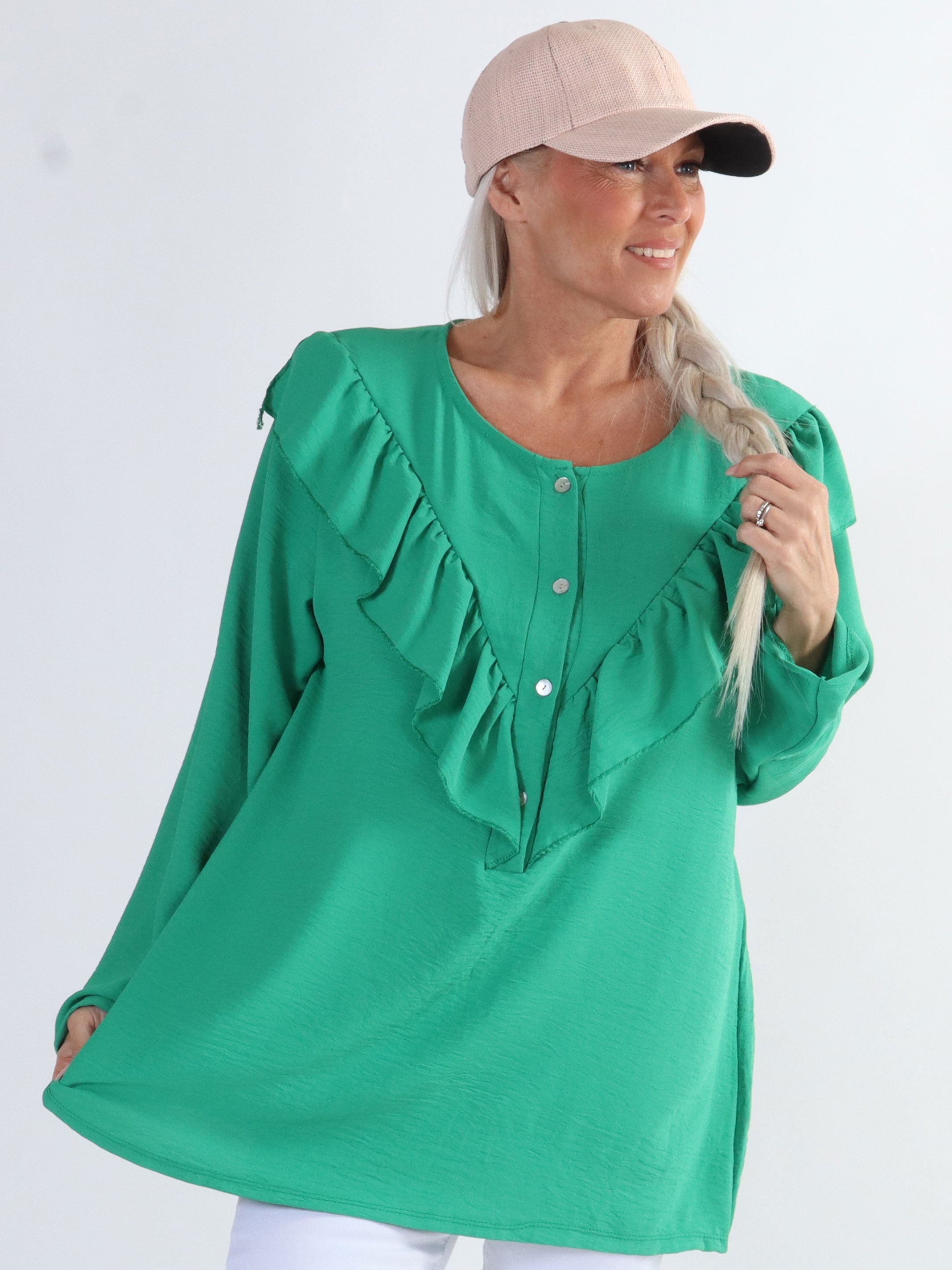 Nicola - Söt plus size blus med volanger och knappar - Green