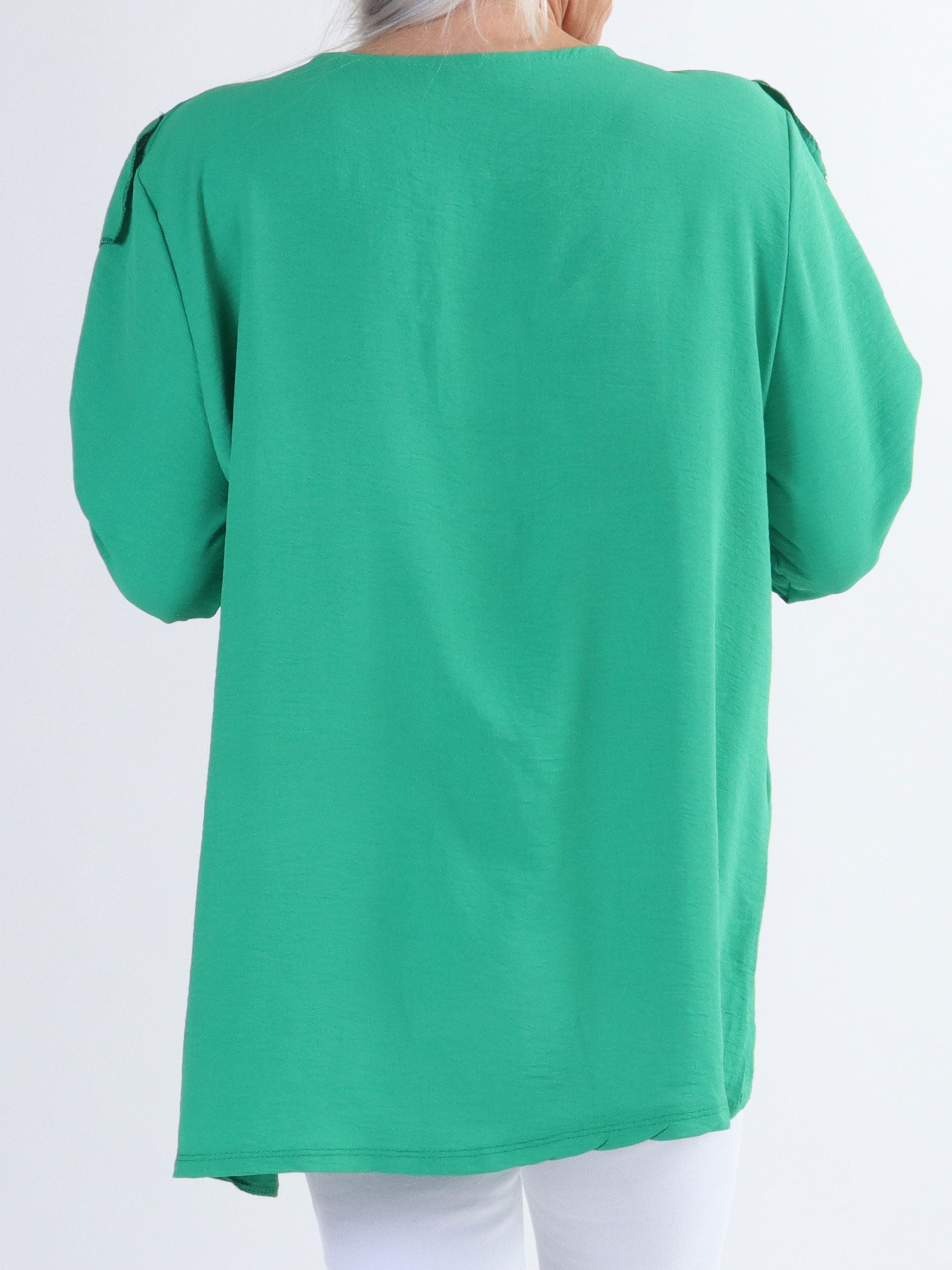 Nicola - Söt plus size blus med volanger och knappar