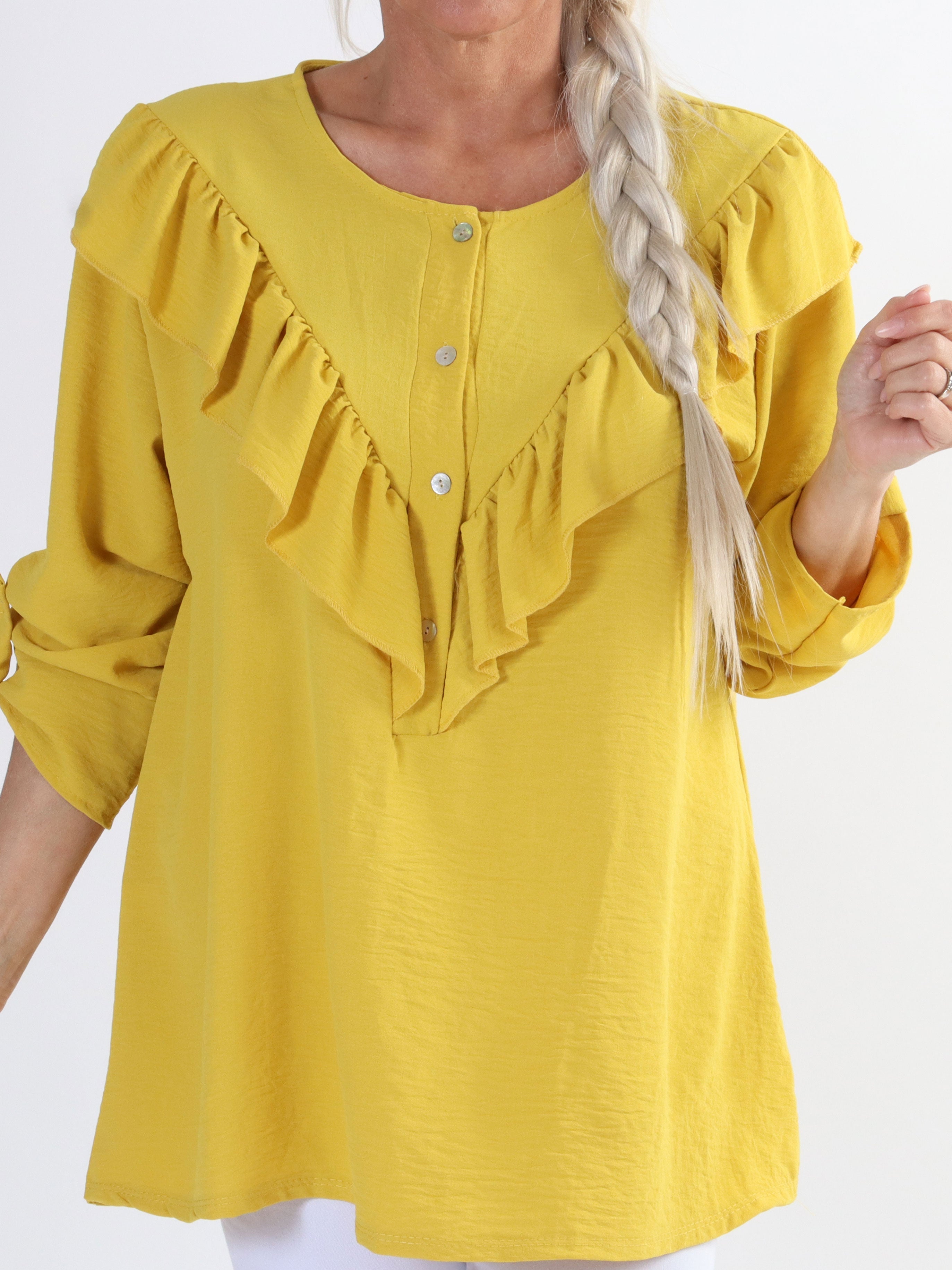 Nicola - Söt plus size blus med volanger och knappar