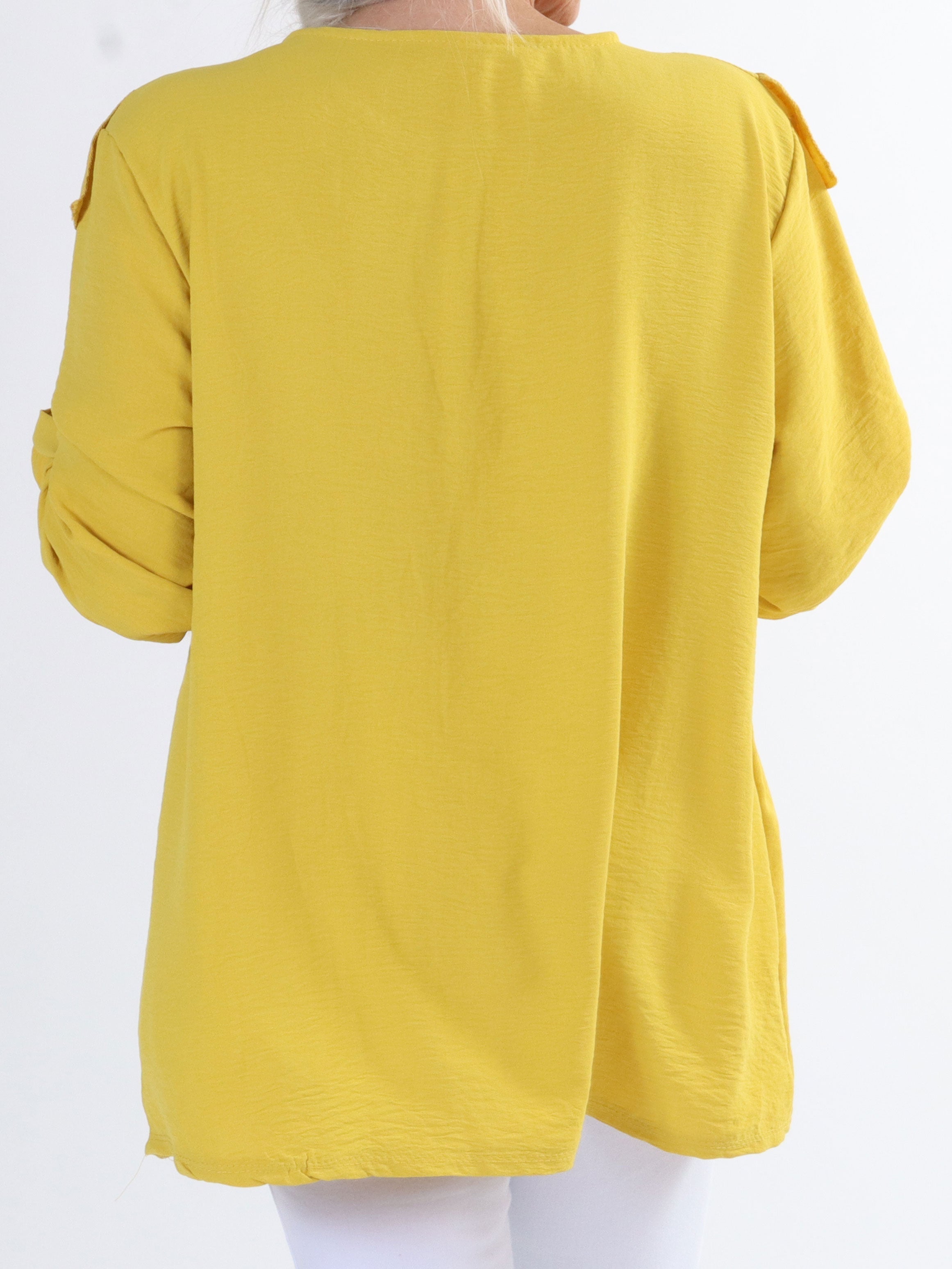 Nicola - Söt plus size blus med volanger och knappar