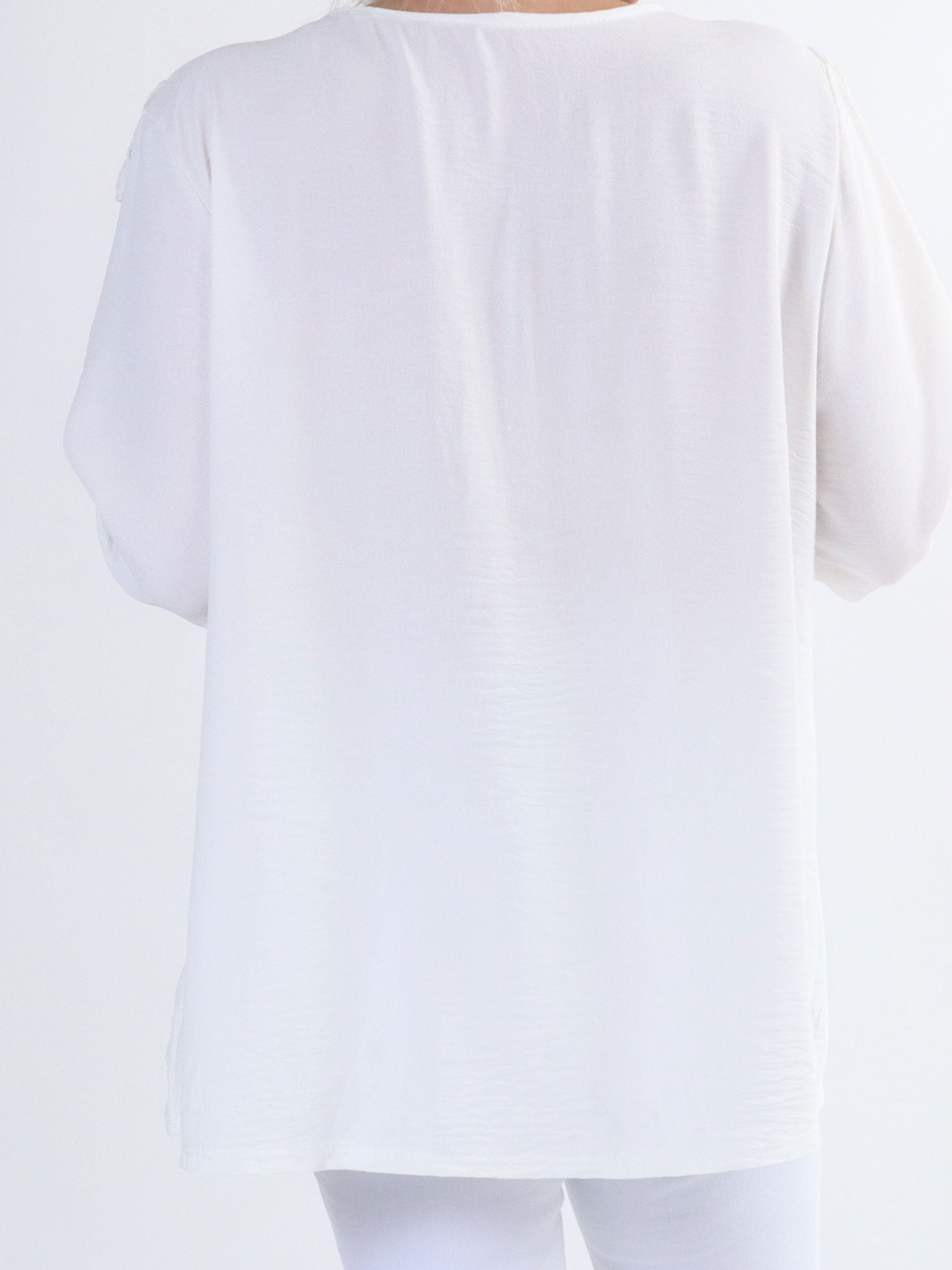 Nicola - Söt plus size blus med volanger och knappar