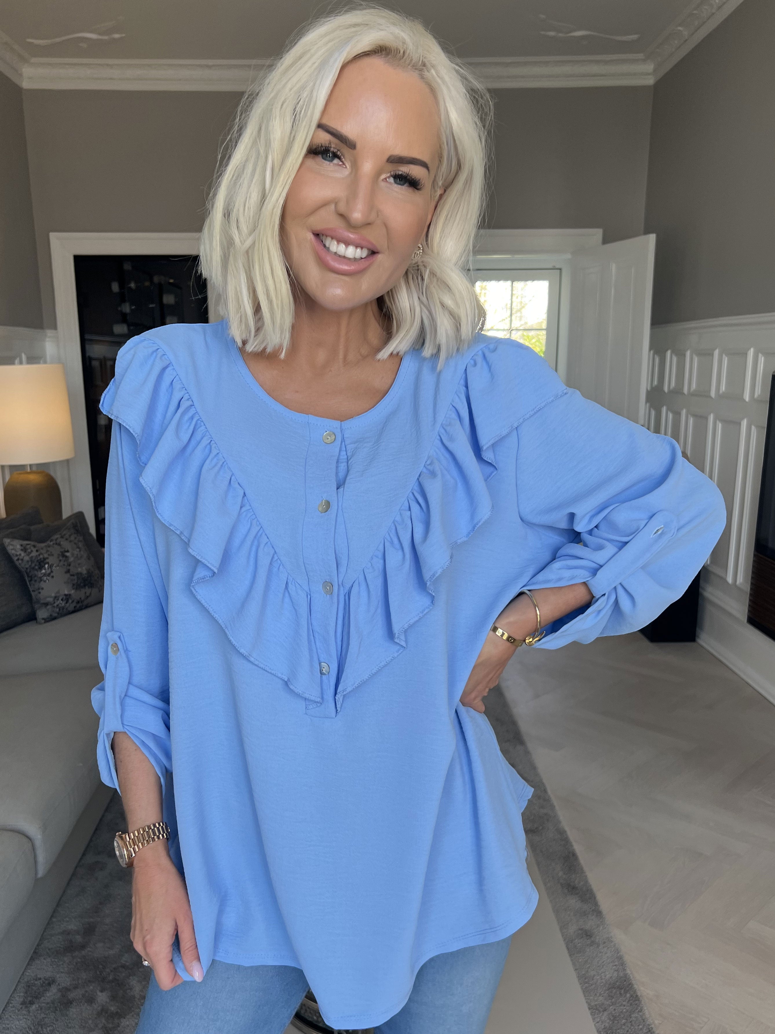 Nicola - Söt blus med volanger och knappar - Light blue