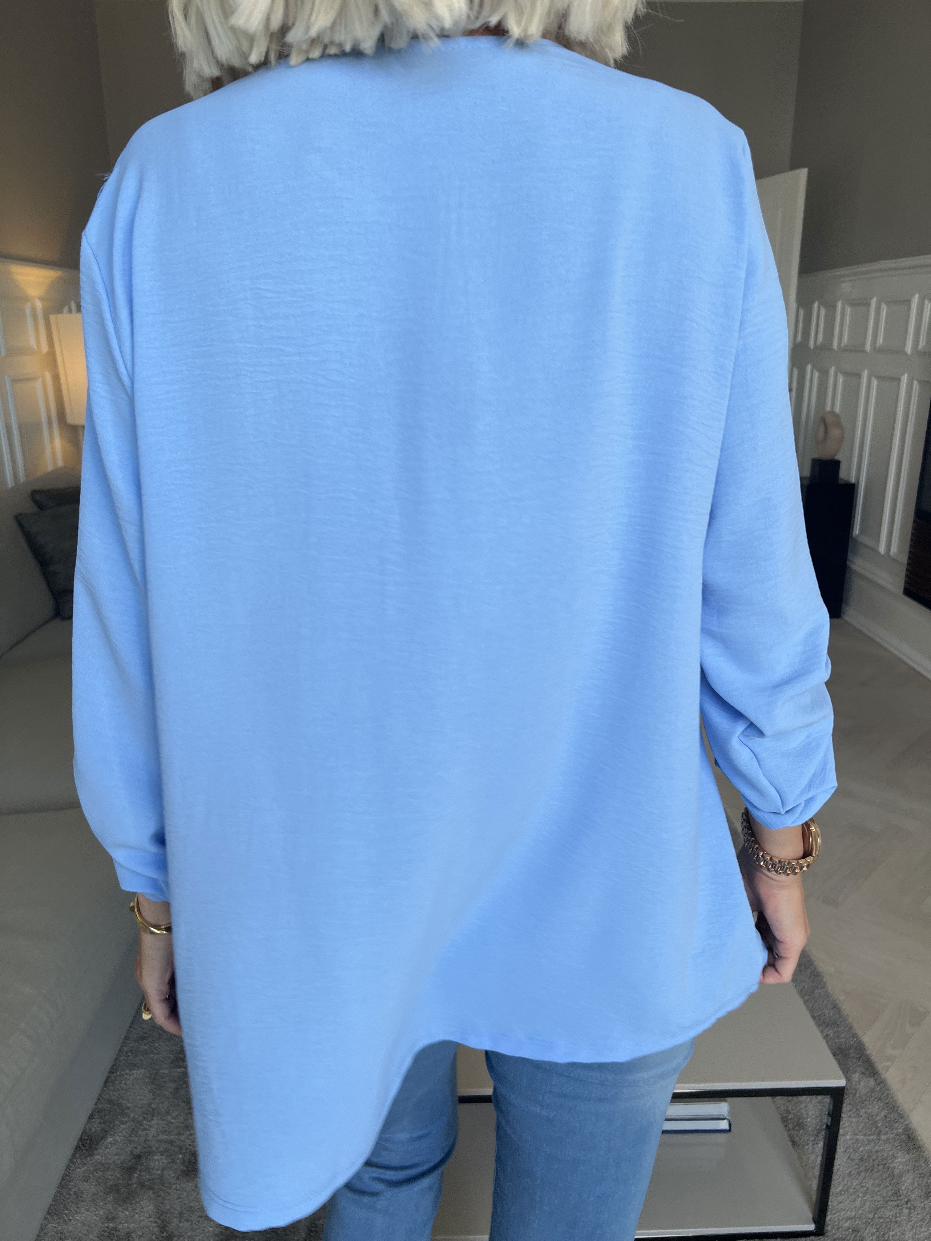 Nicola - Söt blus med volanger och knappar - White