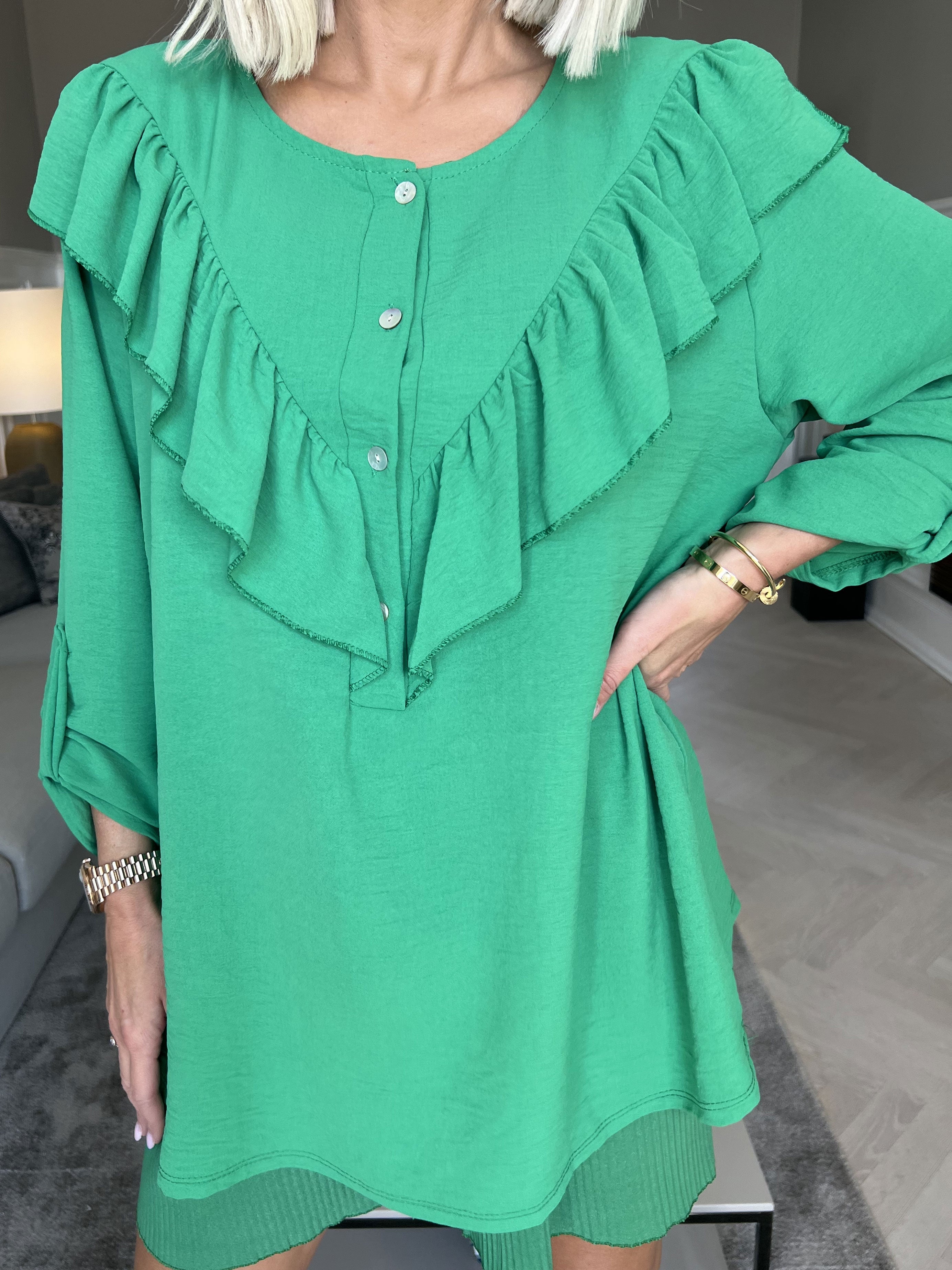 Nicola - Söt blus med volanger och knappar - Green