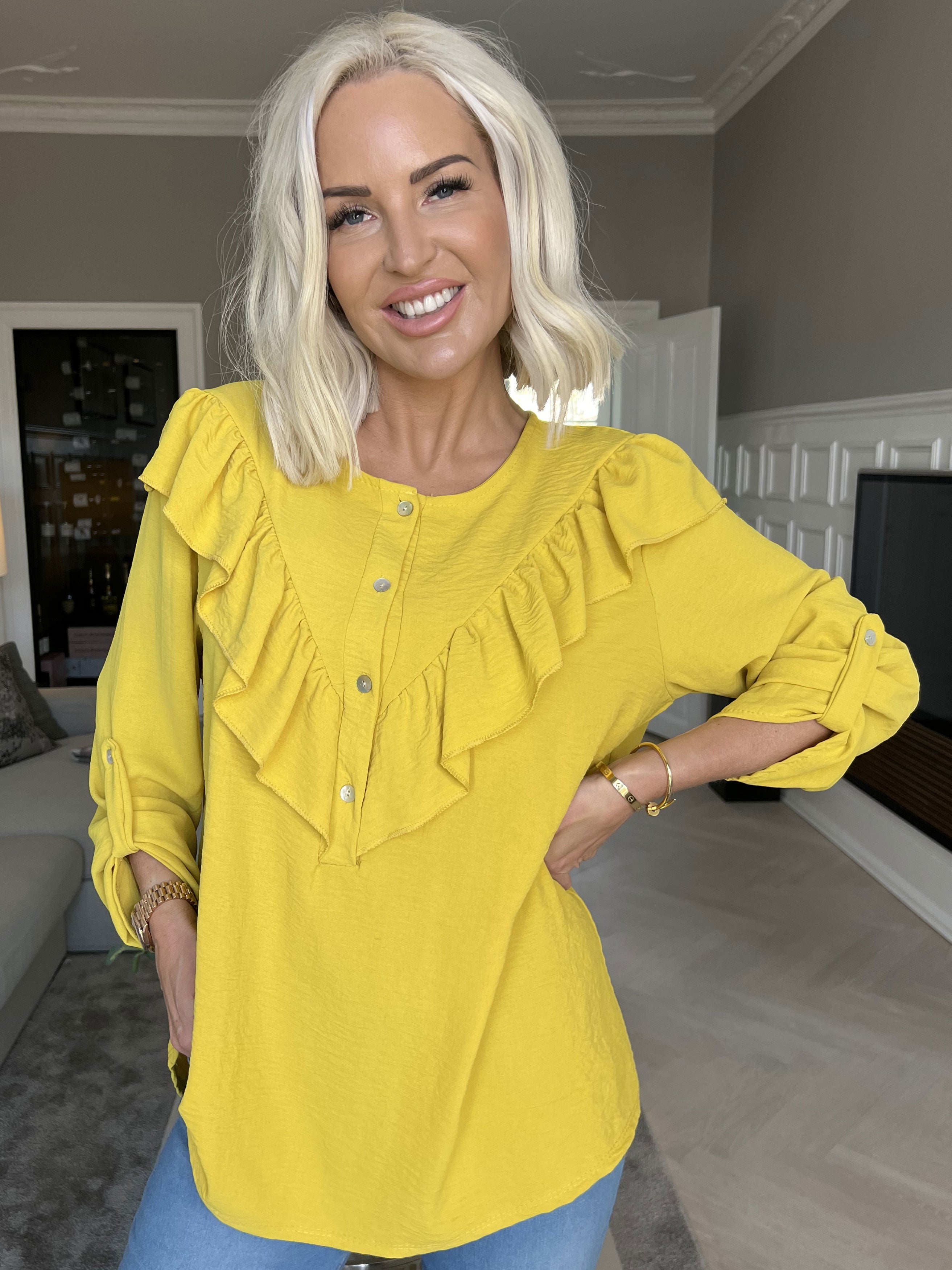 Nicola - Söt blus med volanger och knappar