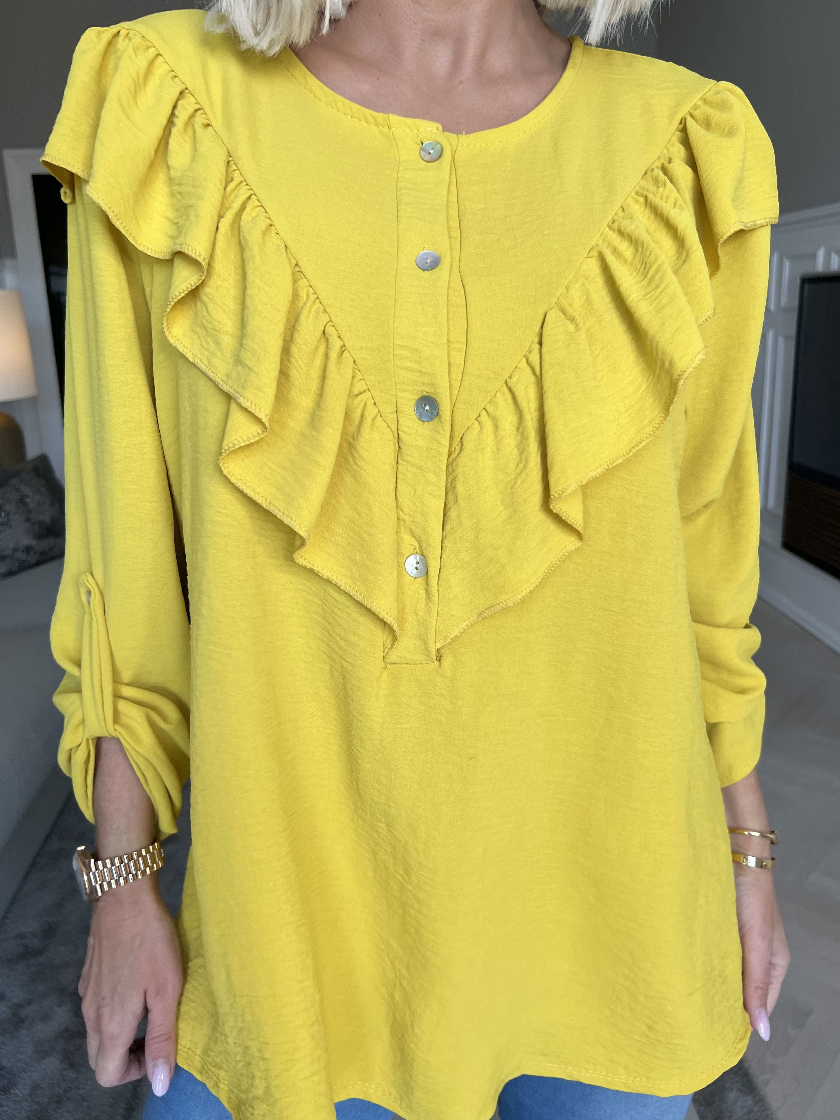 Nicola - Söt blus med volanger och knappar