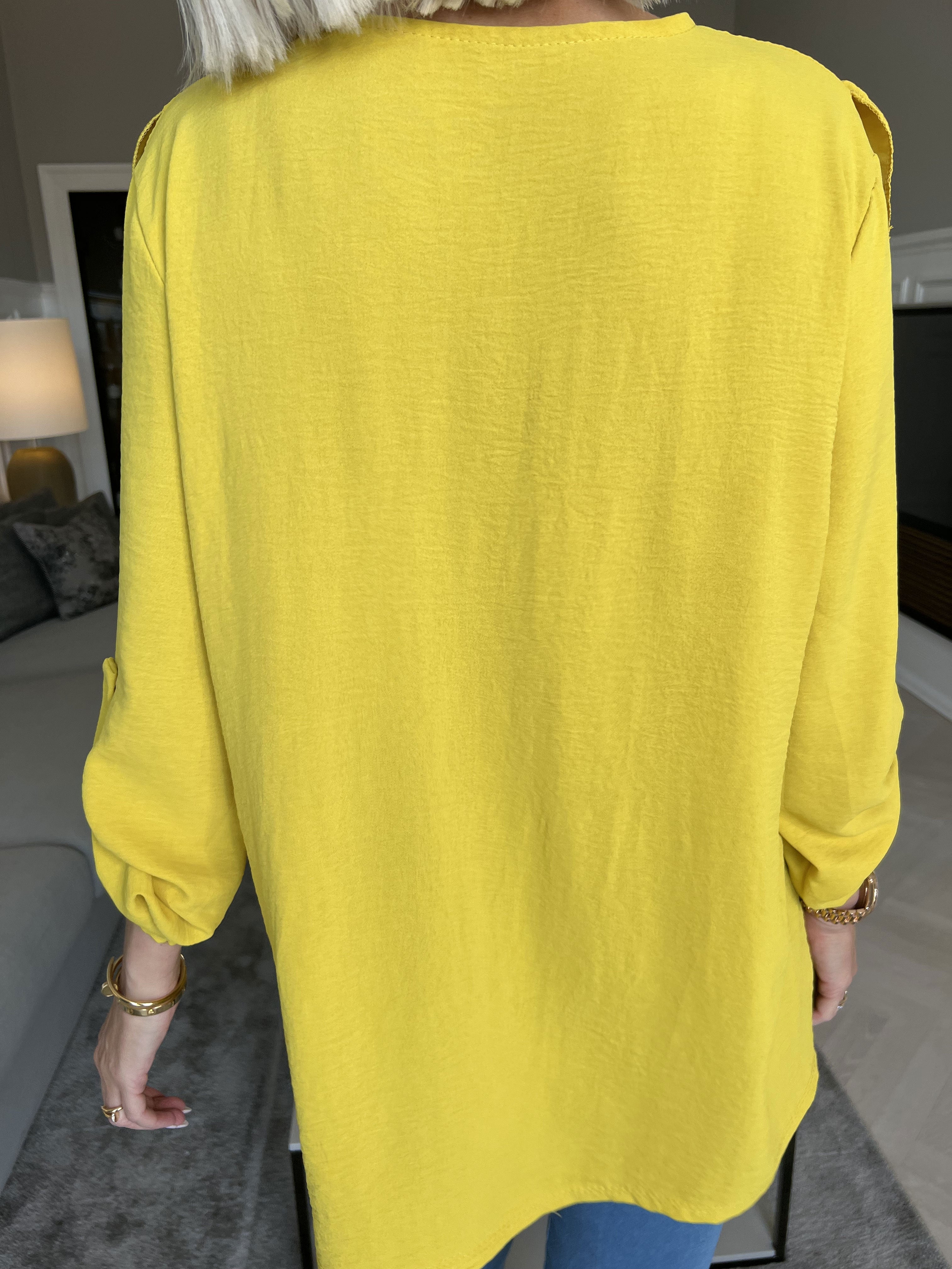 Nicola - Söt blus med volanger och knappar