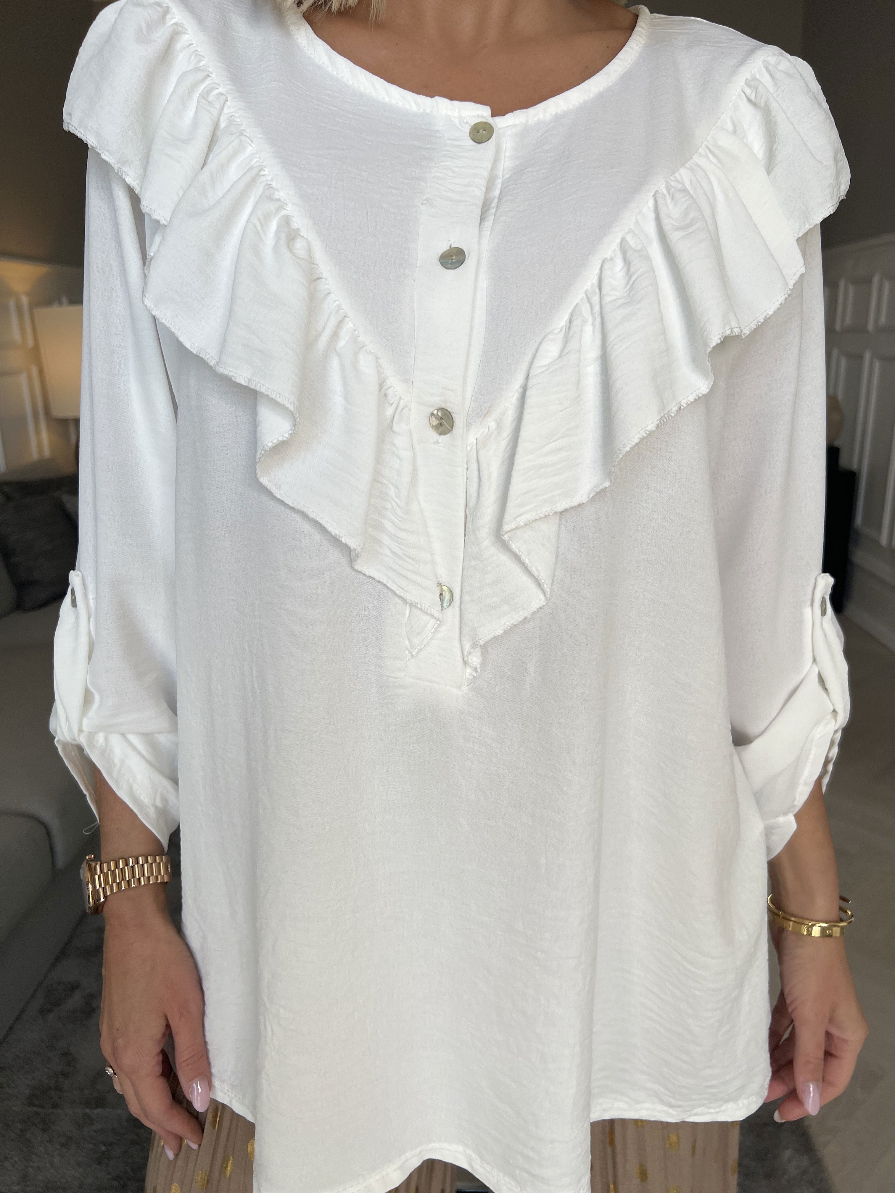 Nicola - Söt blus med volanger och knappar