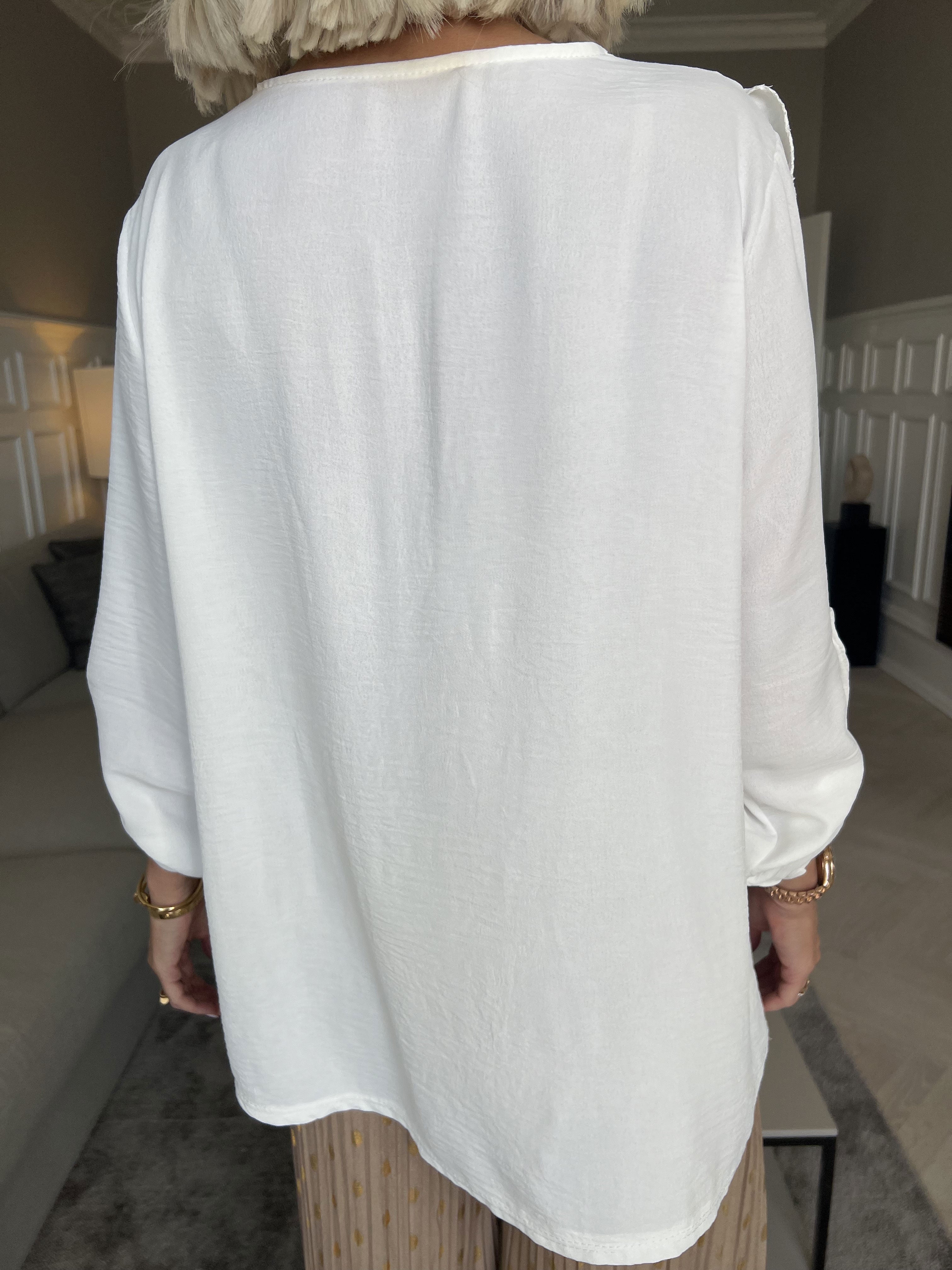 Nicola - Söt blus med volanger och knappar