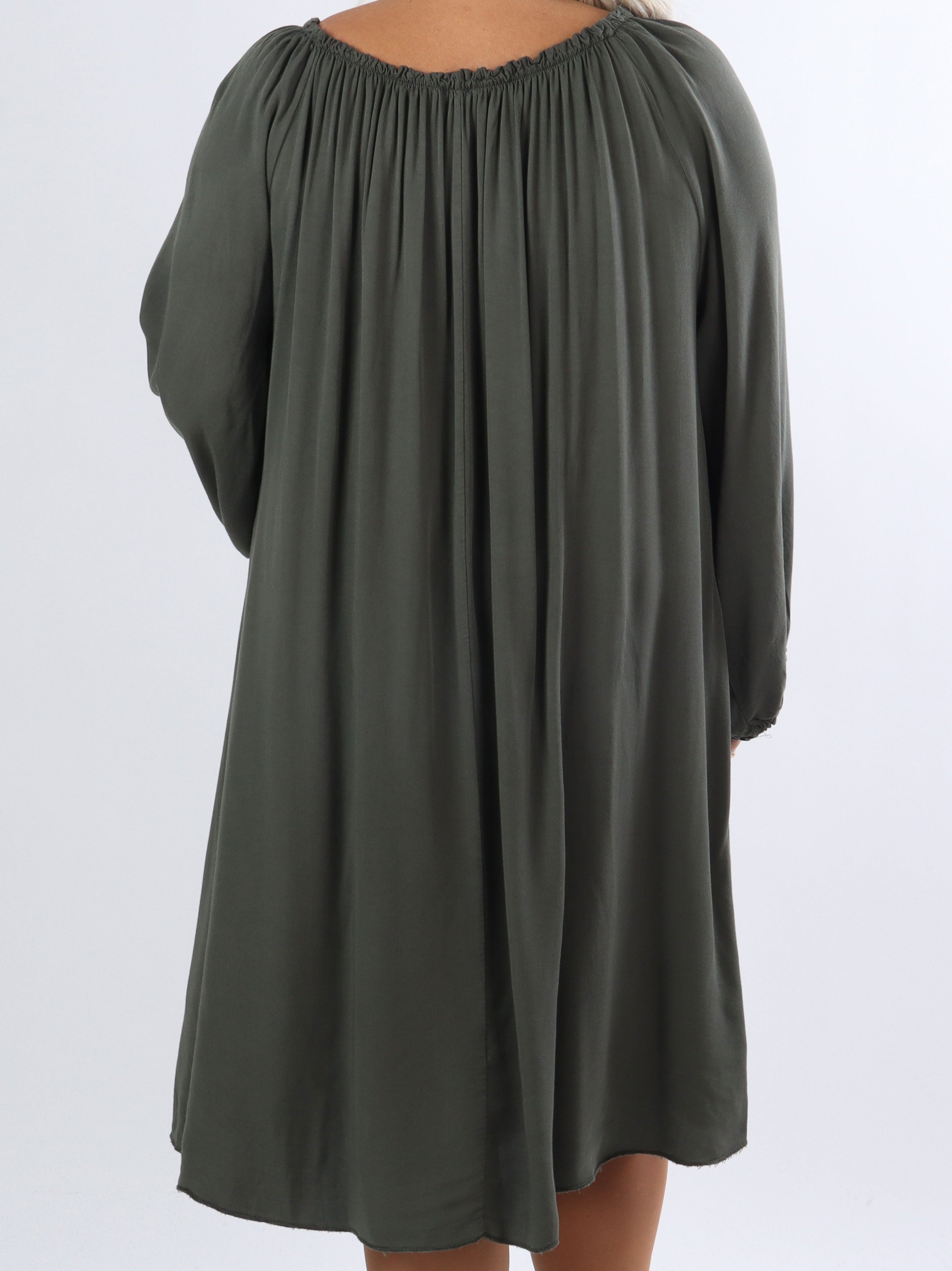 Nicole - Snygg tunikaklänning i plus size med knytband