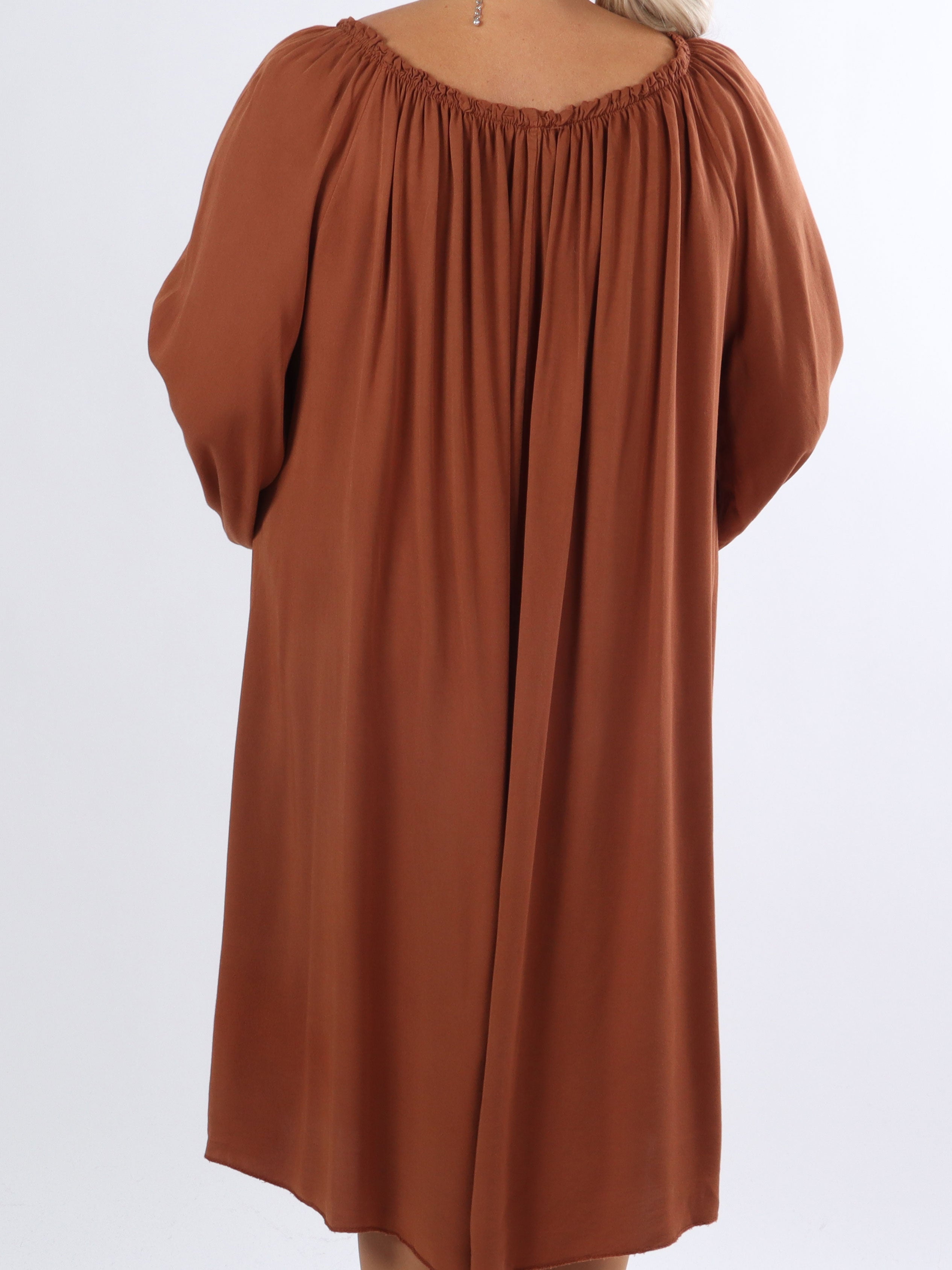 Nicole - Snygg tunikaklänning i plus size med knytband