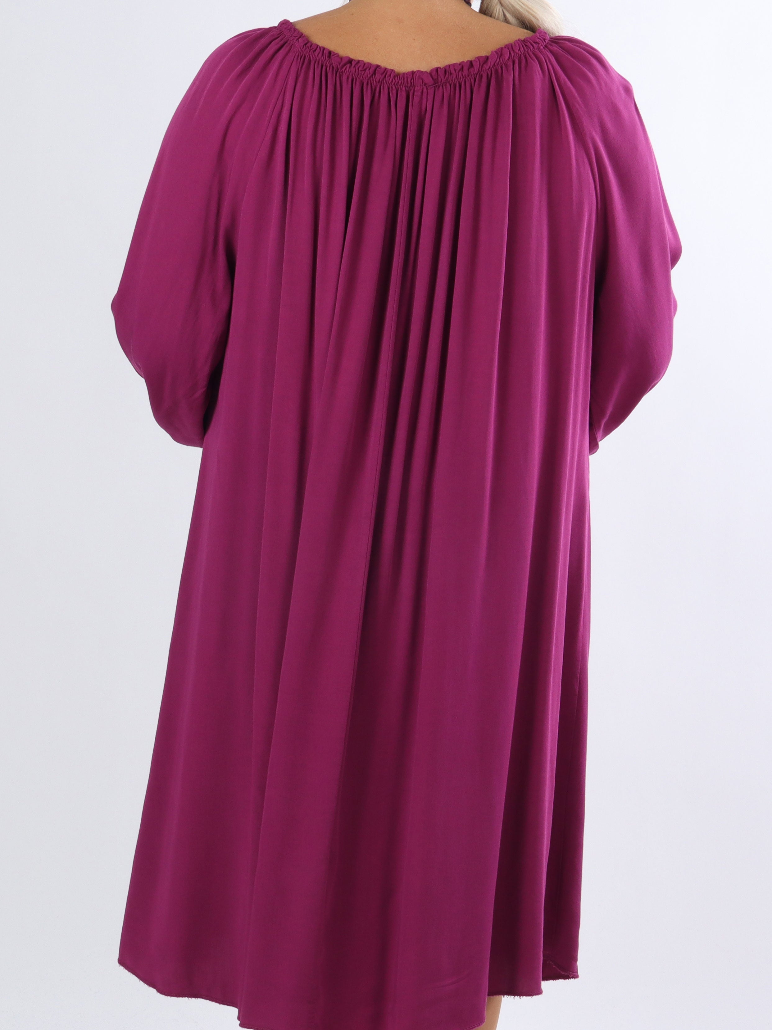 Nicole - Snygg tunikaklänning i plus size med knytband - Black