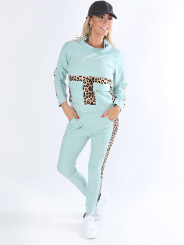 Nikki - Beige joggingdräkt med fickor och leopardmönster