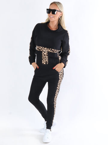 Nikki - Beige joggingdräkt med fickor och leopardmönster