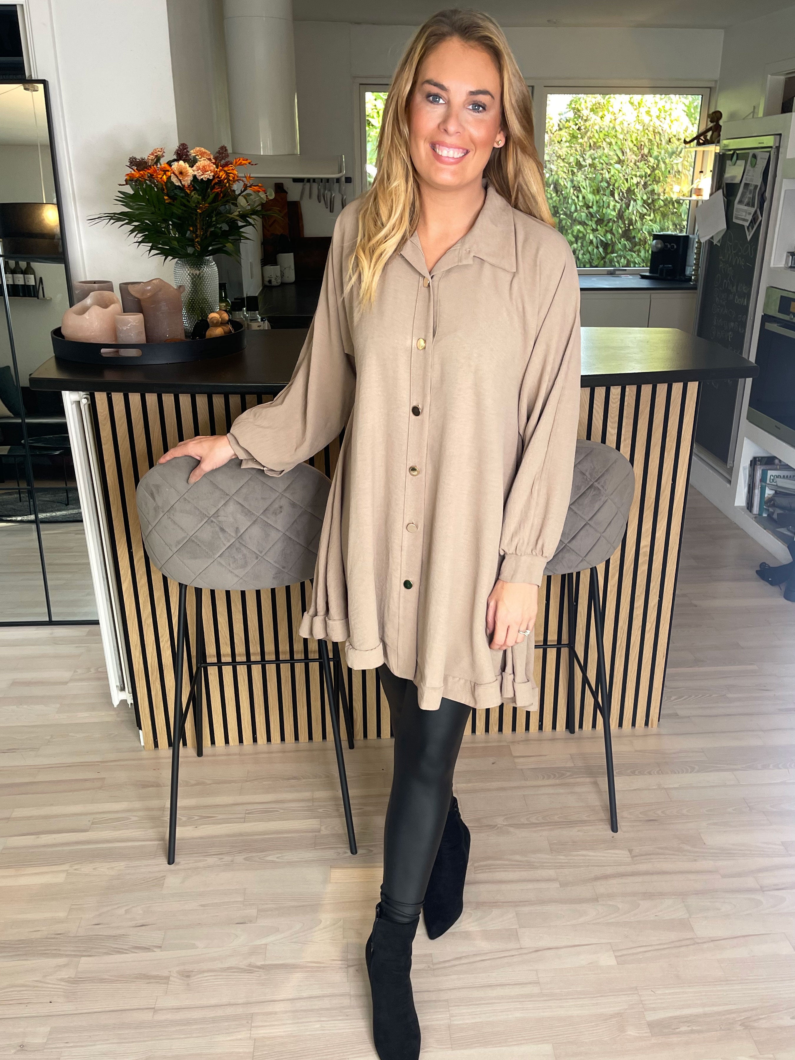 Nilsa - Söt skjortklänning med liten volang