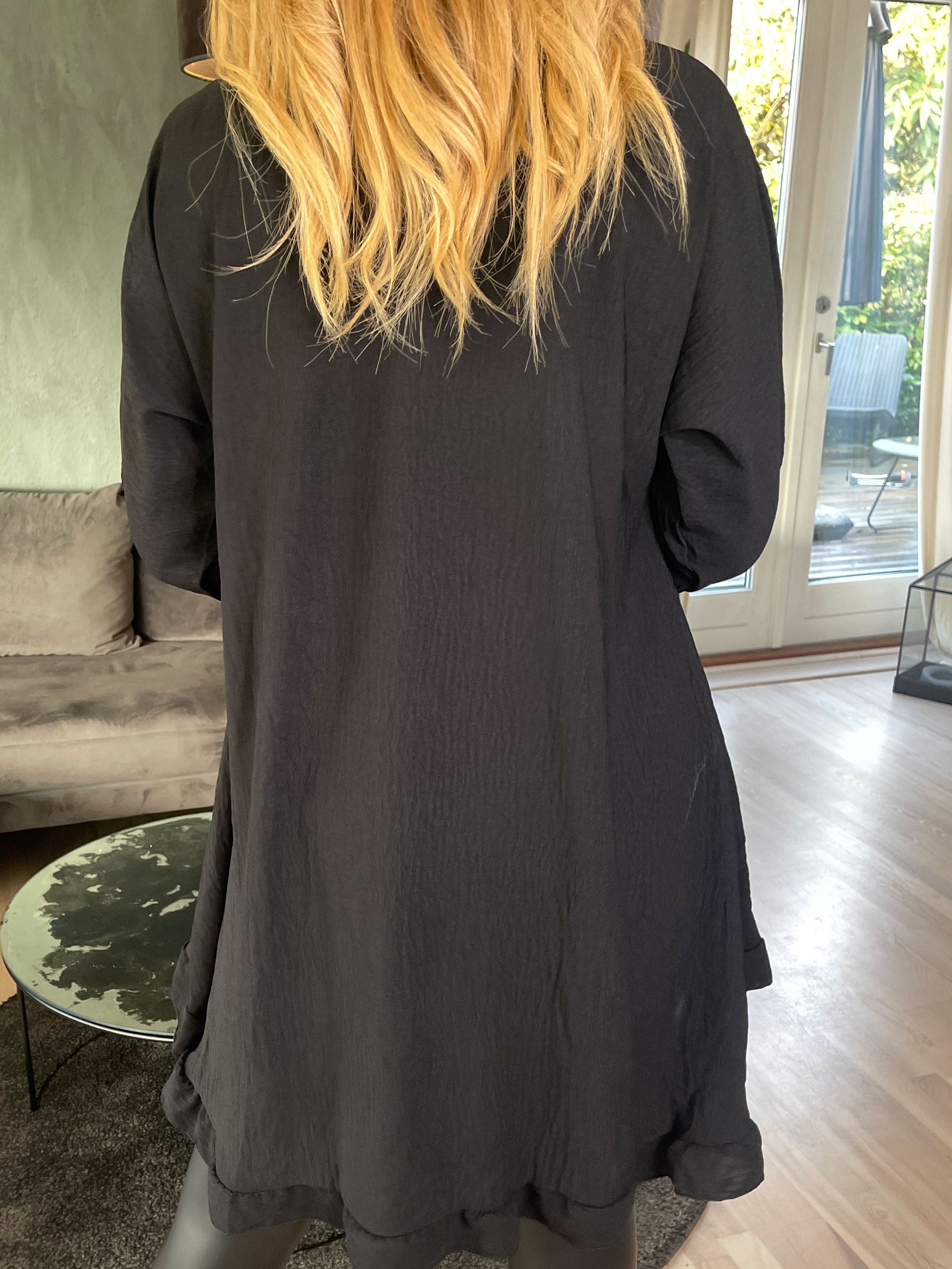 Nilsa - Söt skjortklänning med liten volang - Taupe