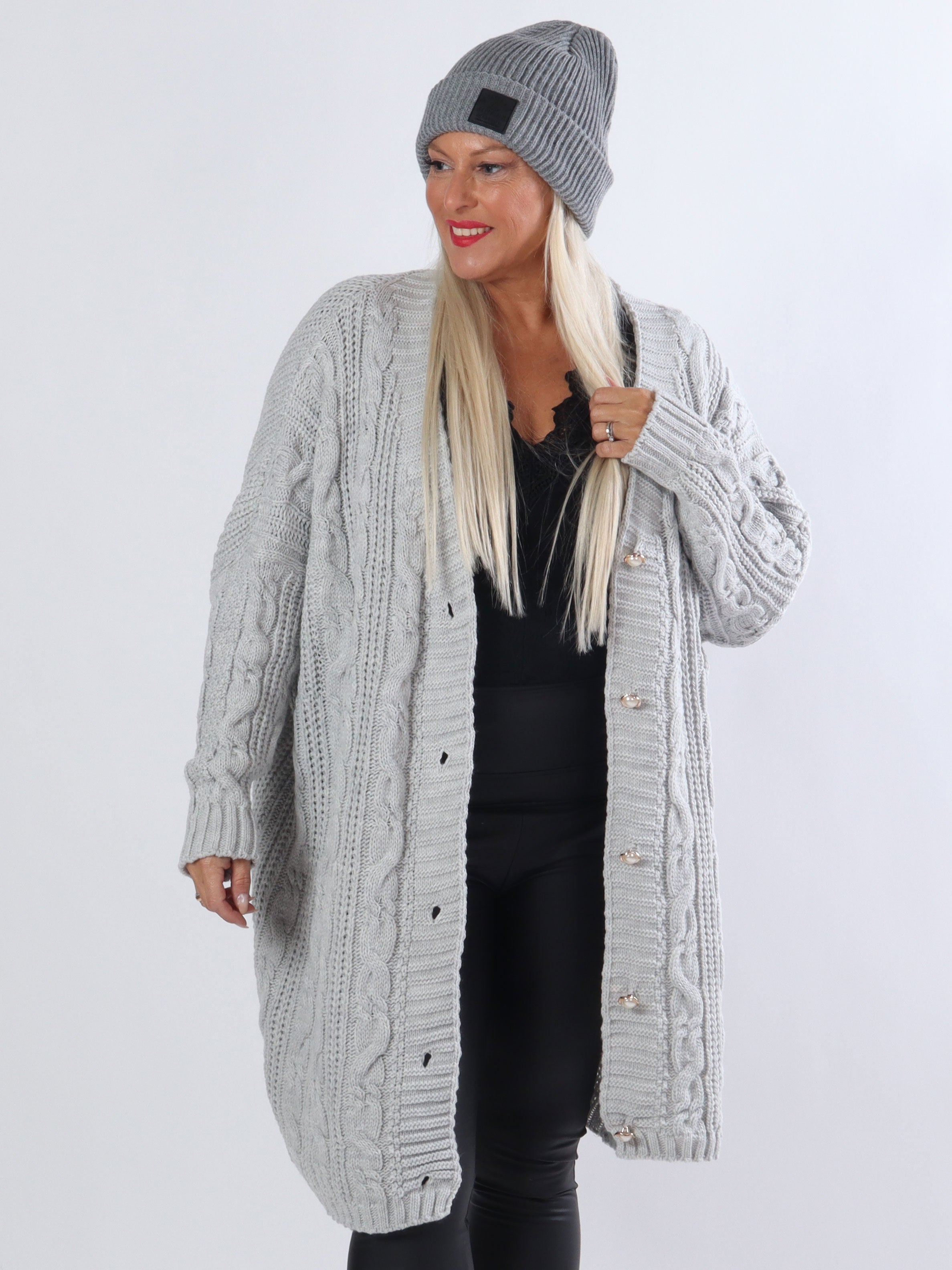 Noa - Plus size kofta med kabelstickning