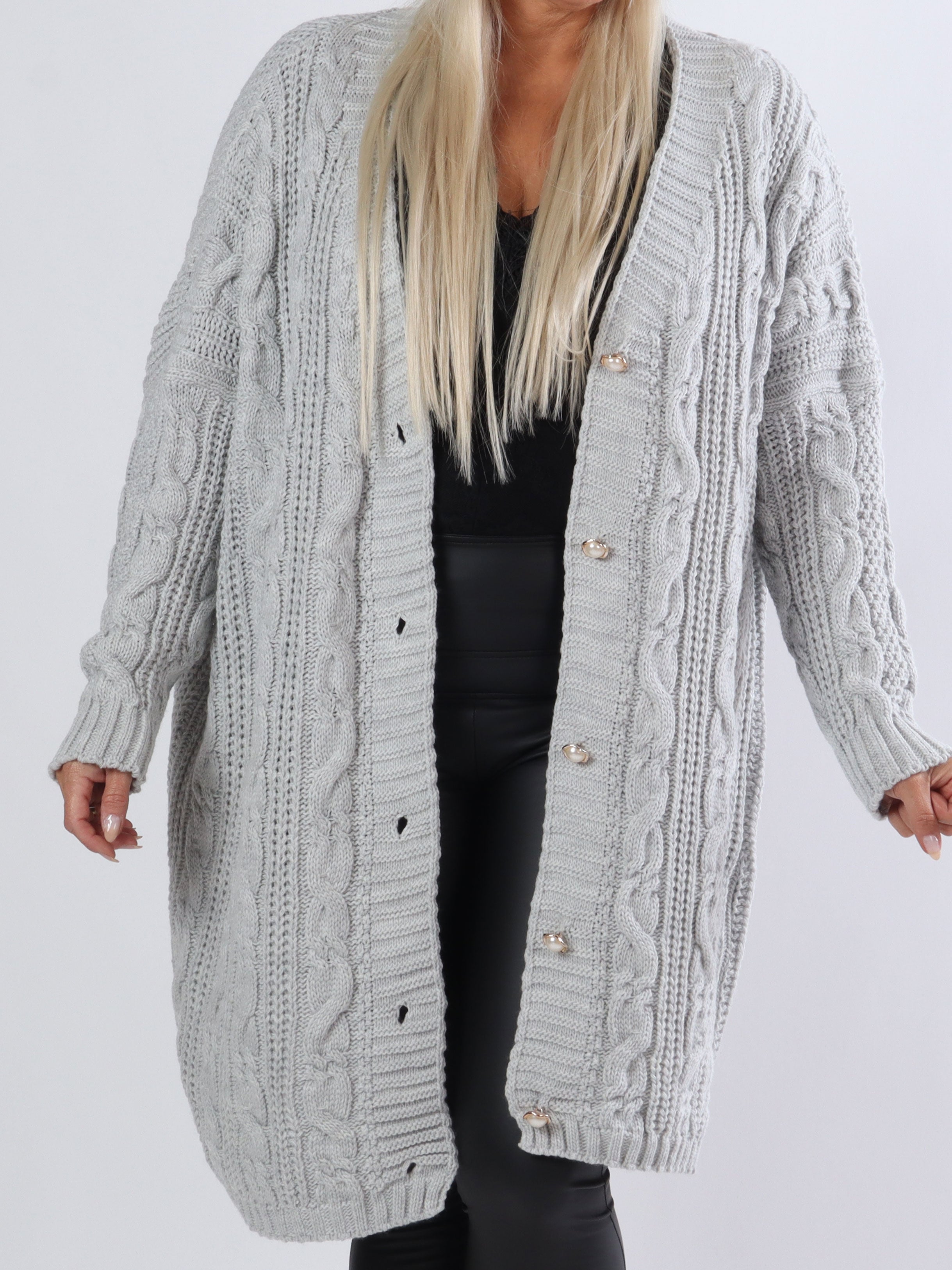 Noa - Plus size kofta med kabelstickning